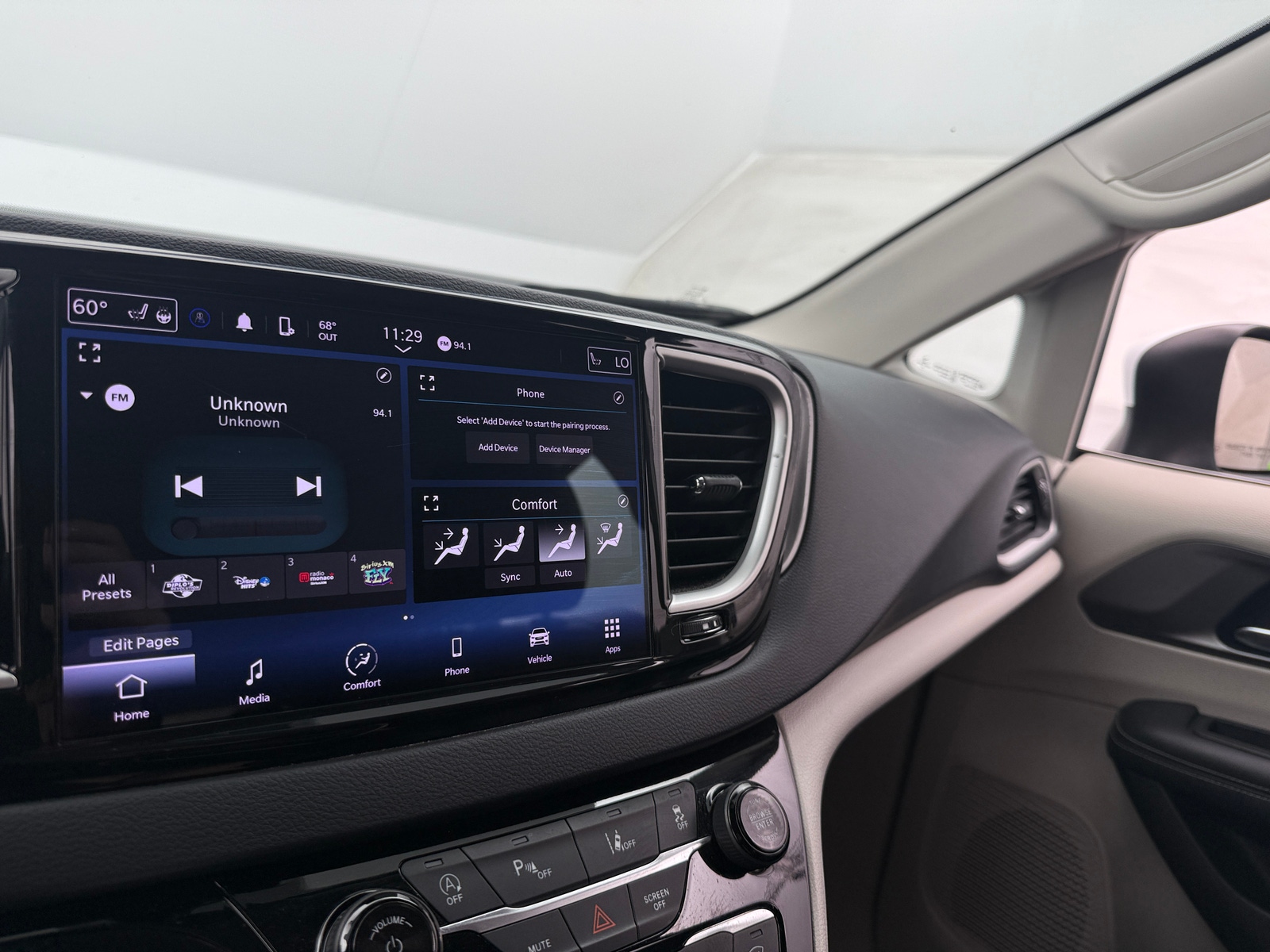 Thumbnail: 2023 Chrysler Pacifica - 3