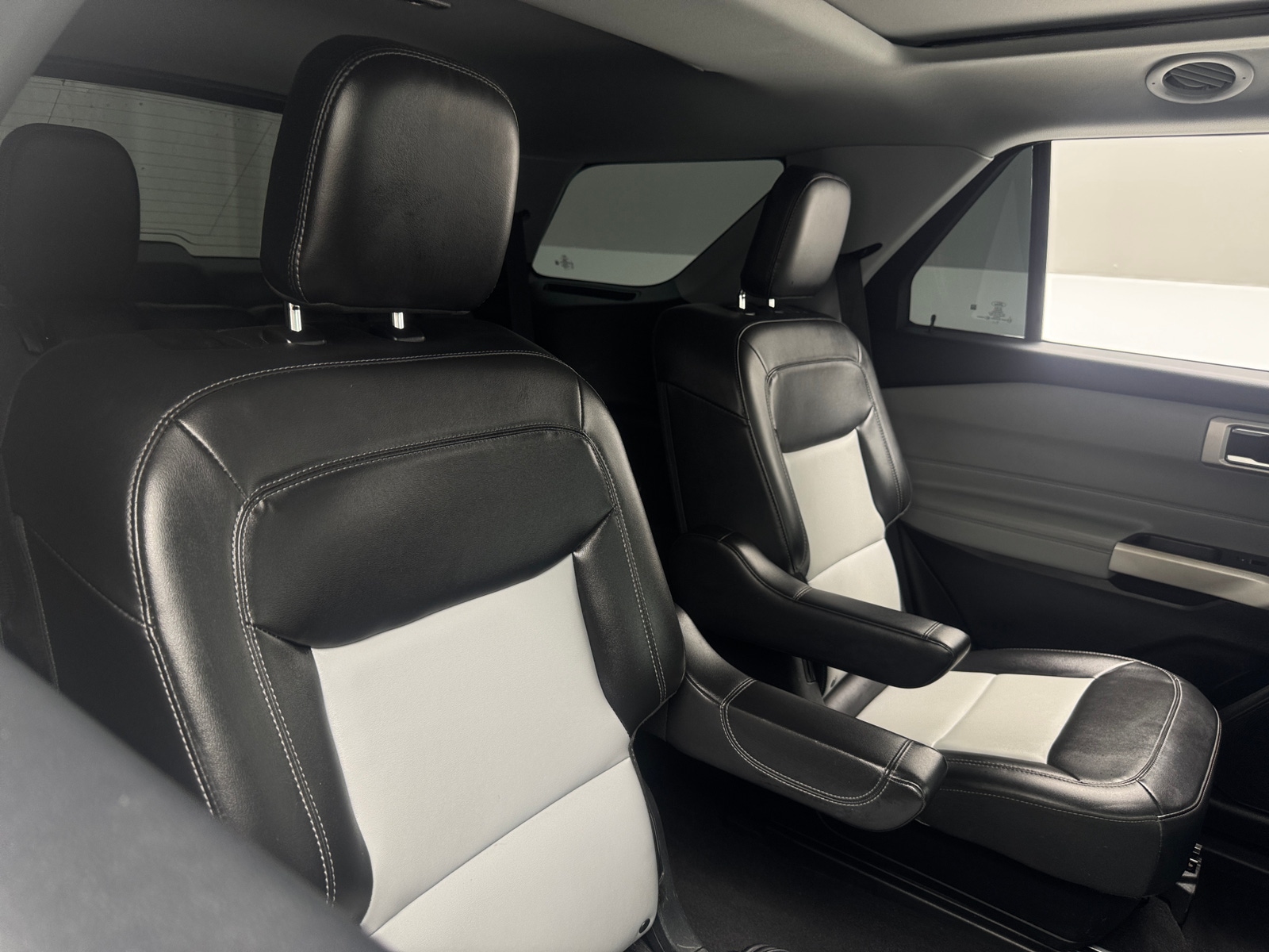 Thumbnail: 2022 Ford Explorer - 6
