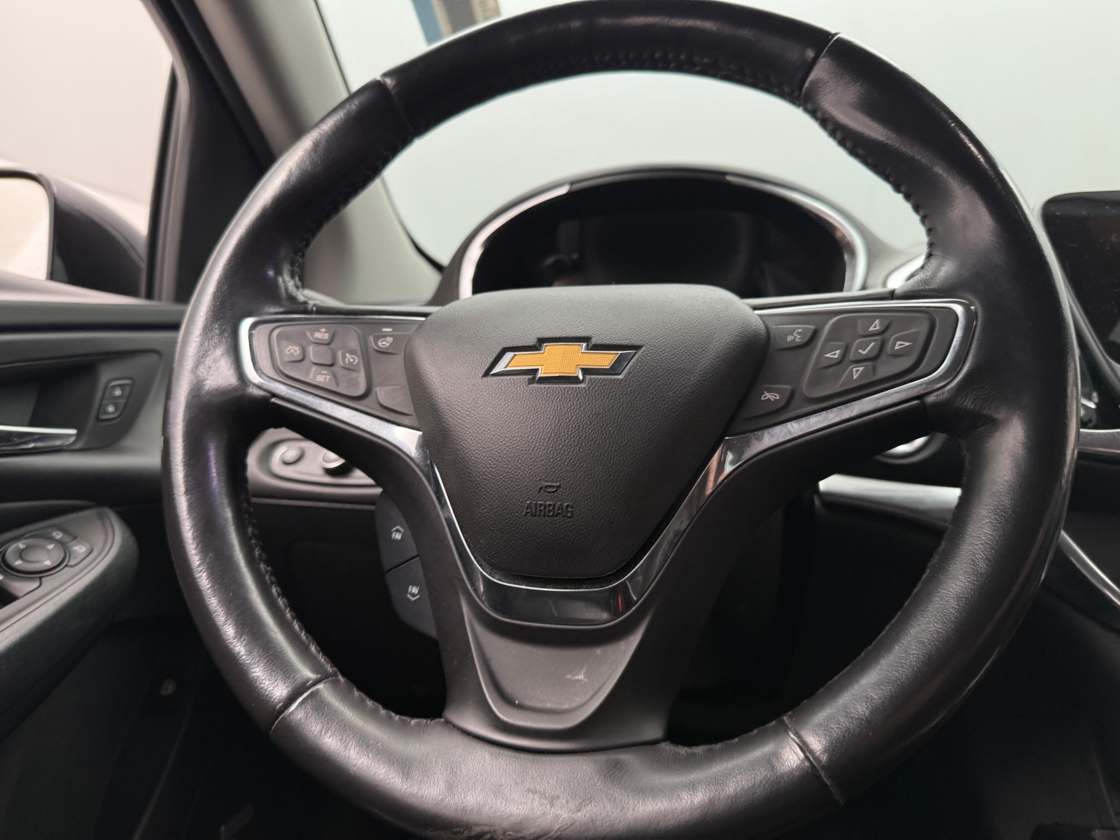 Thumbnail: 2018 Chevrolet Volt - 4