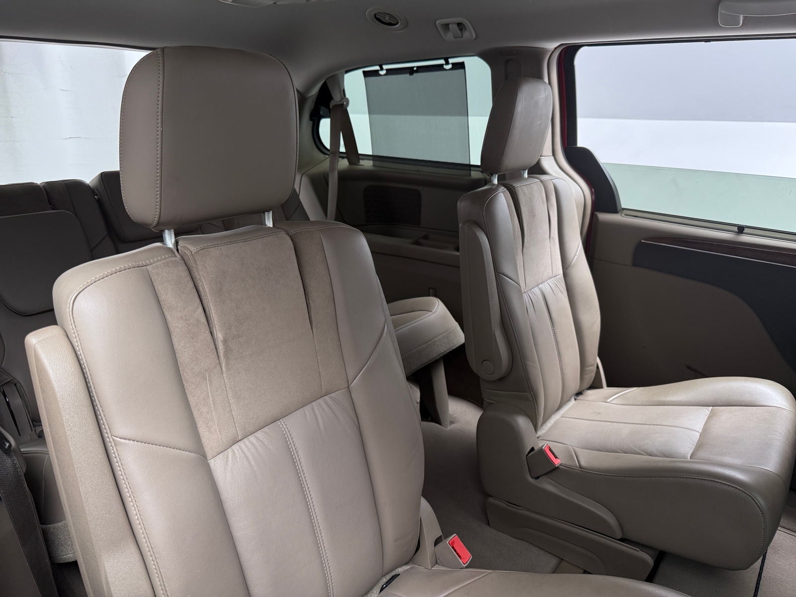 Thumbnail: 2011 Chrysler Town & Country - 5