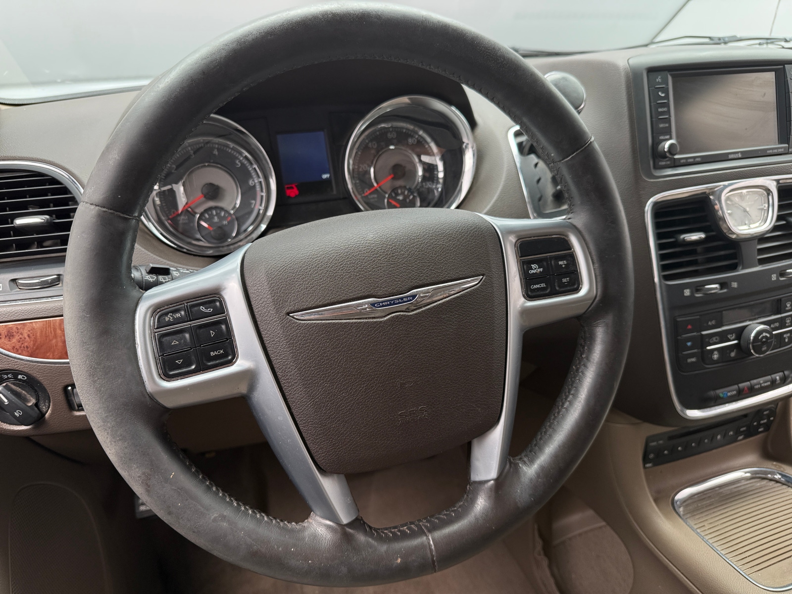 Thumbnail: 2011 Chrysler Town & Country - 4