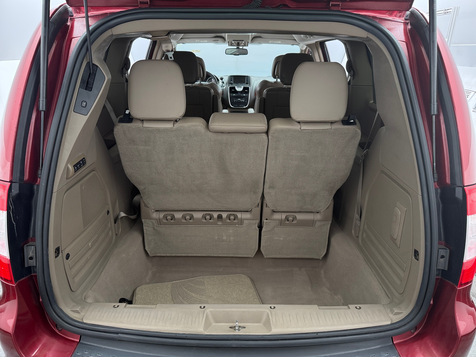 Thumbnail: 2011 Chrysler Town & Country - 6