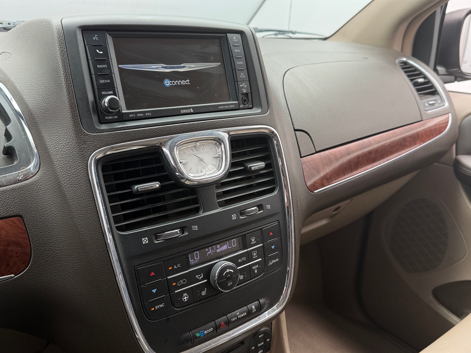 Thumbnail: 2011 Chrysler Town & Country - 3