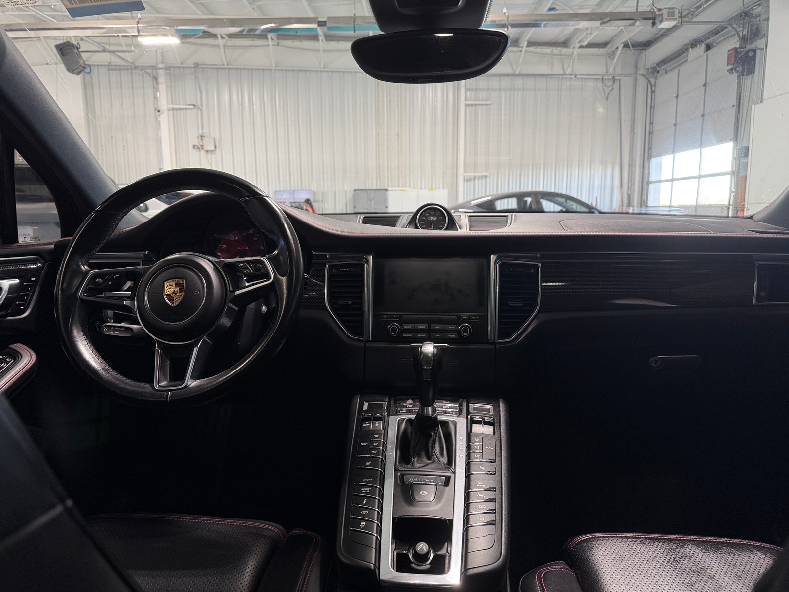 Thumbnail: 2017 Porsche Macan - 2