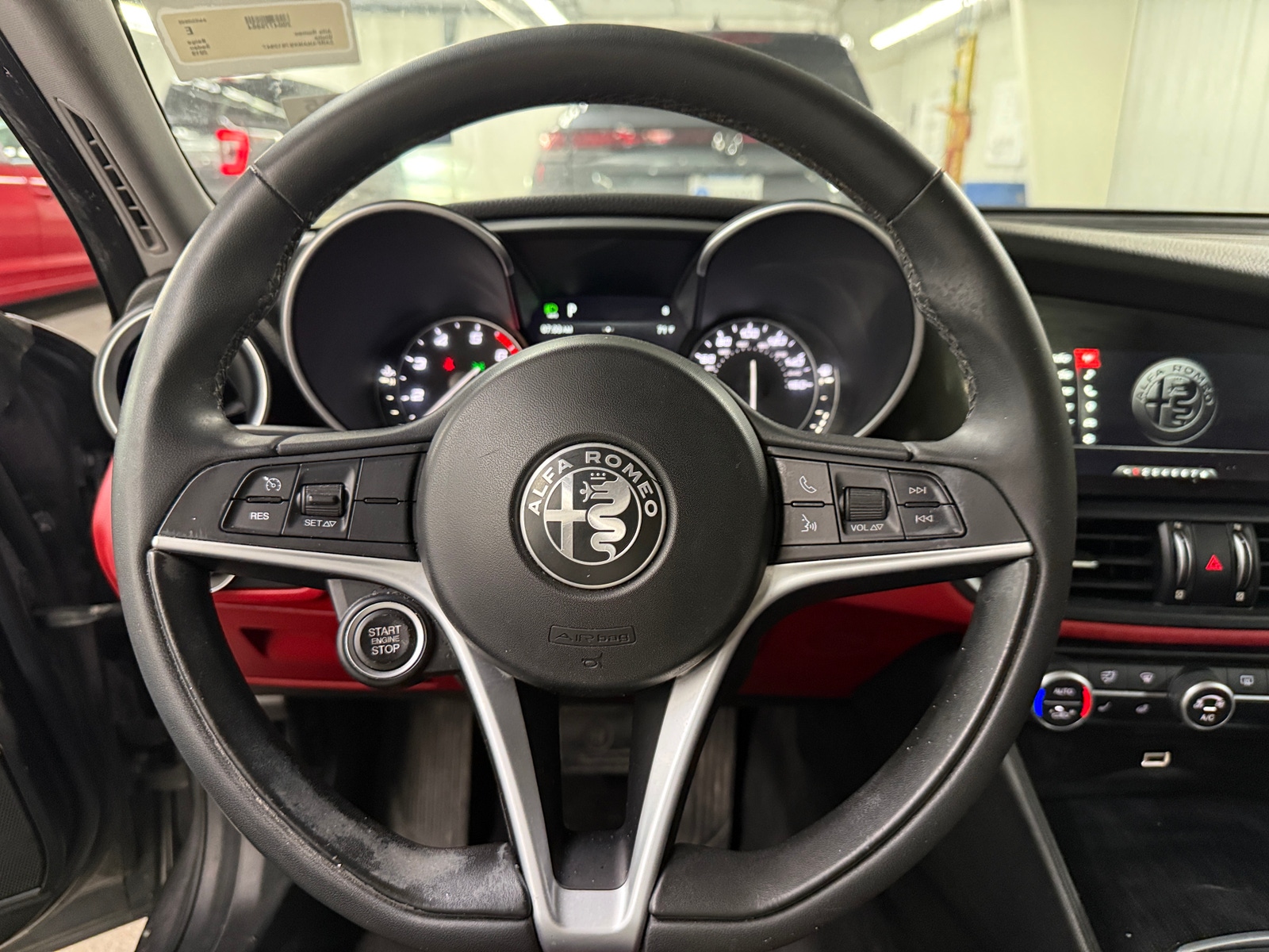 Thumbnail: 2019 Alfa Romeo Giulia - 4