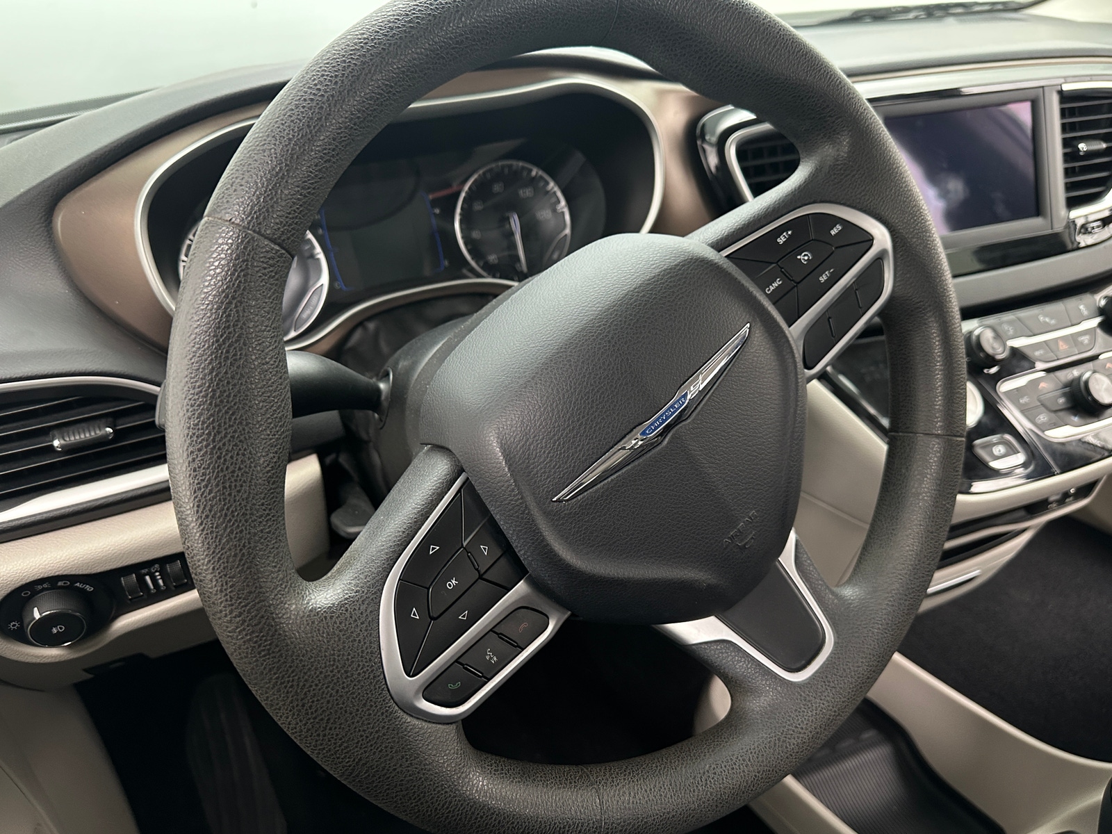 Thumbnail: 2018 Chrysler Pacifica - 5