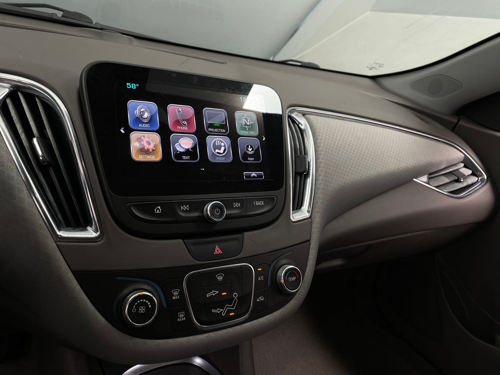 Thumbnail: 2017 Chevrolet Malibu - 4