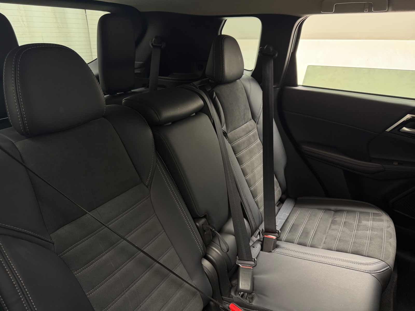 Thumbnail: 2025 Mitsubishi Outlander - 5