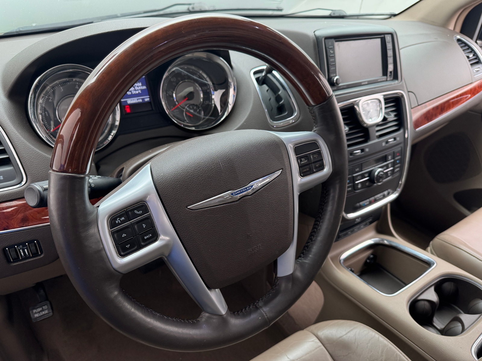 Thumbnail: 2014 Chrysler Town & Country - 4