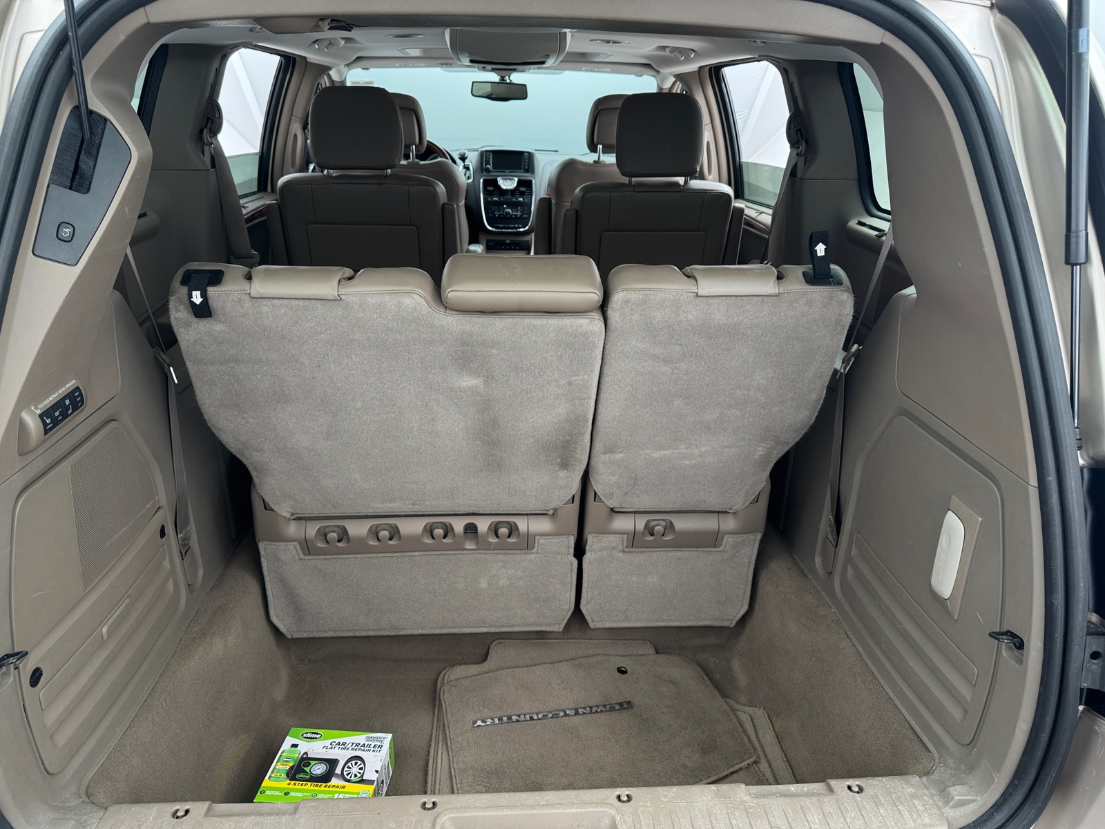 Thumbnail: 2014 Chrysler Town & Country - 6