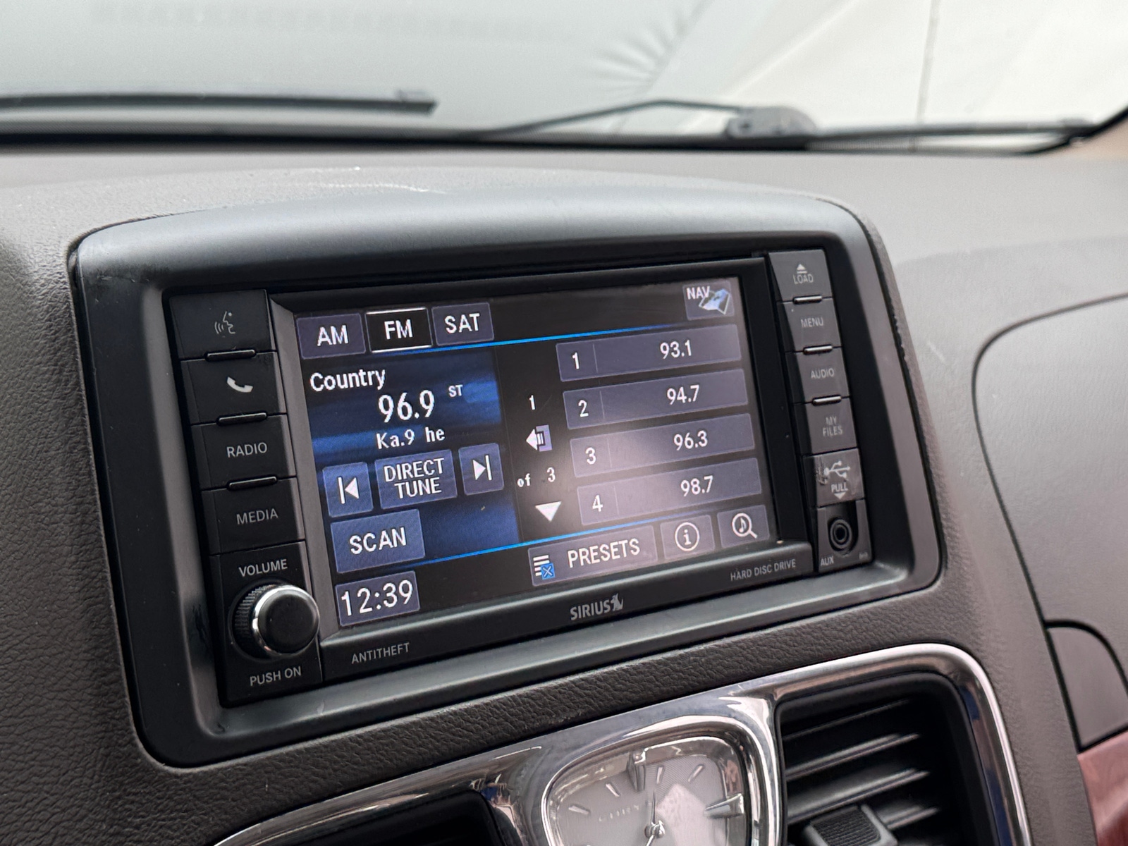 Thumbnail: 2014 Chrysler Town & Country - 3
