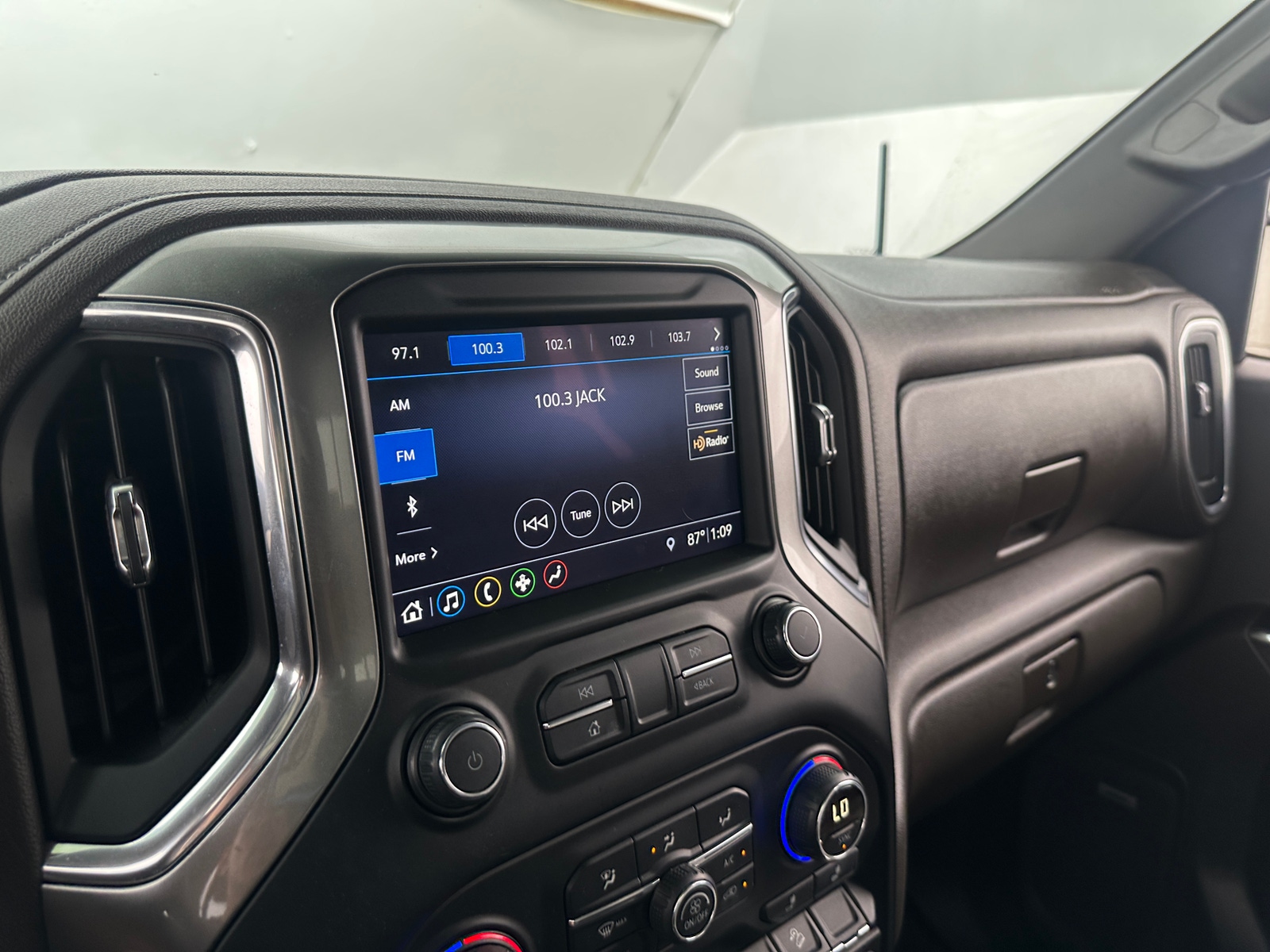 Thumbnail: 2019 Chevrolet Silverado 1500 - 3