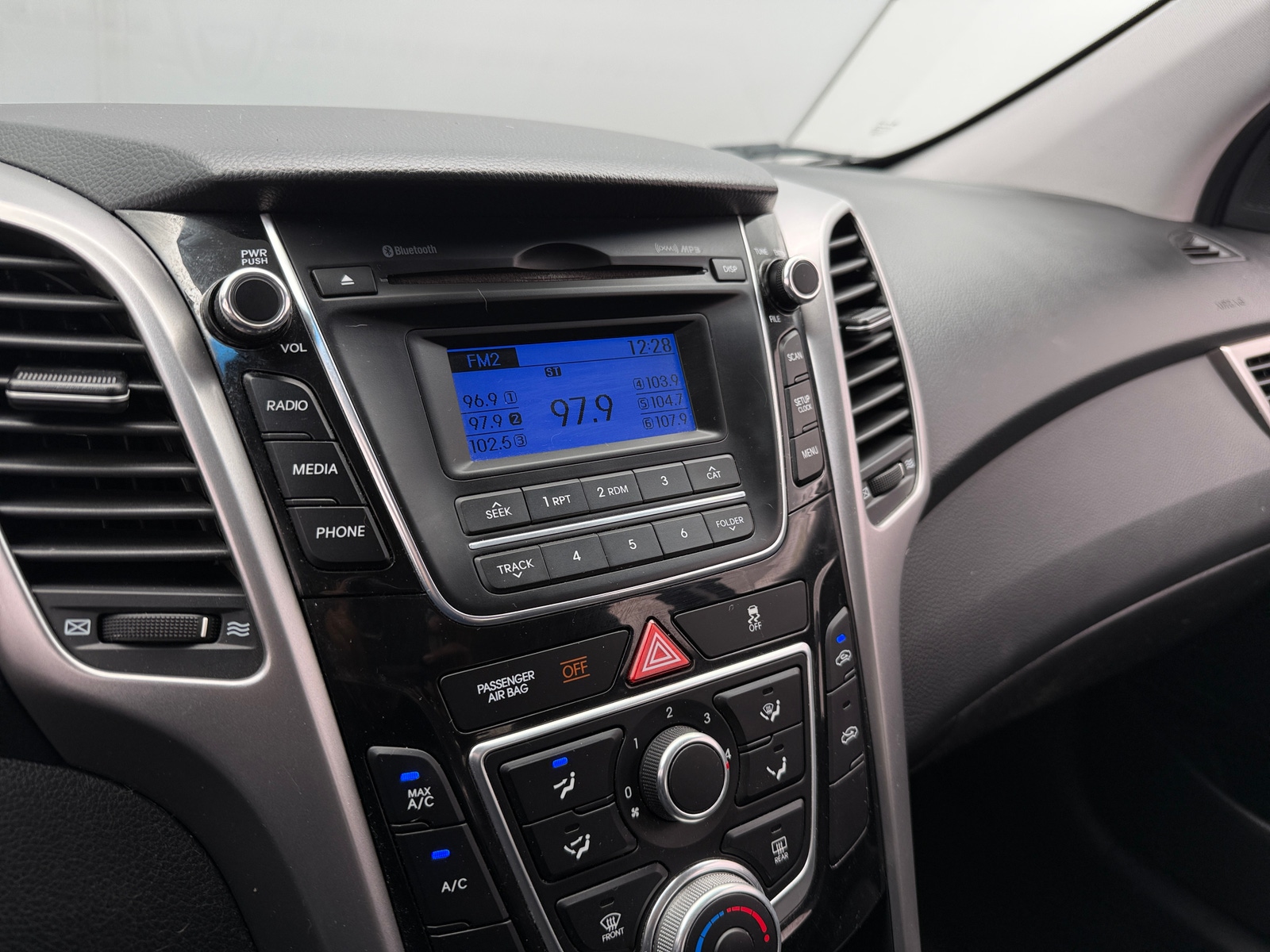 Thumbnail: 2017 Hyundai Elantra - 4