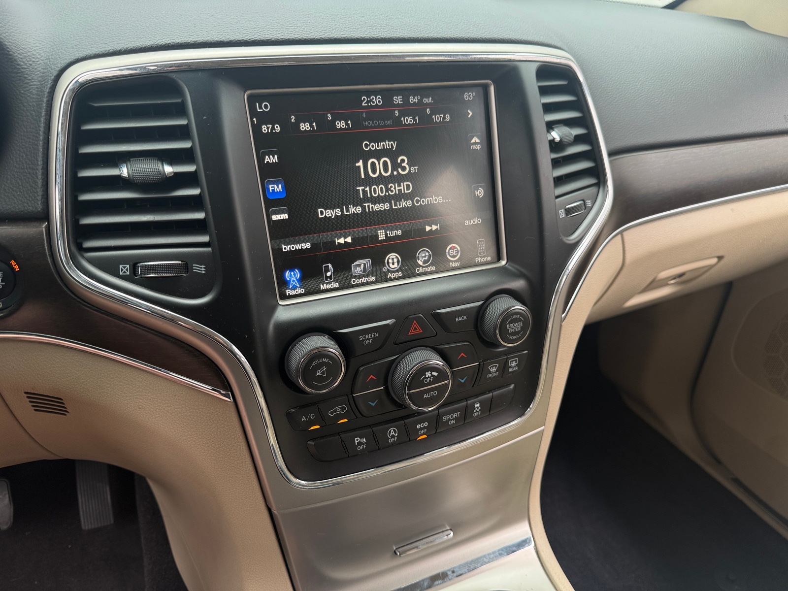 Thumbnail: 2017 Jeep Grand Cherokee - 3