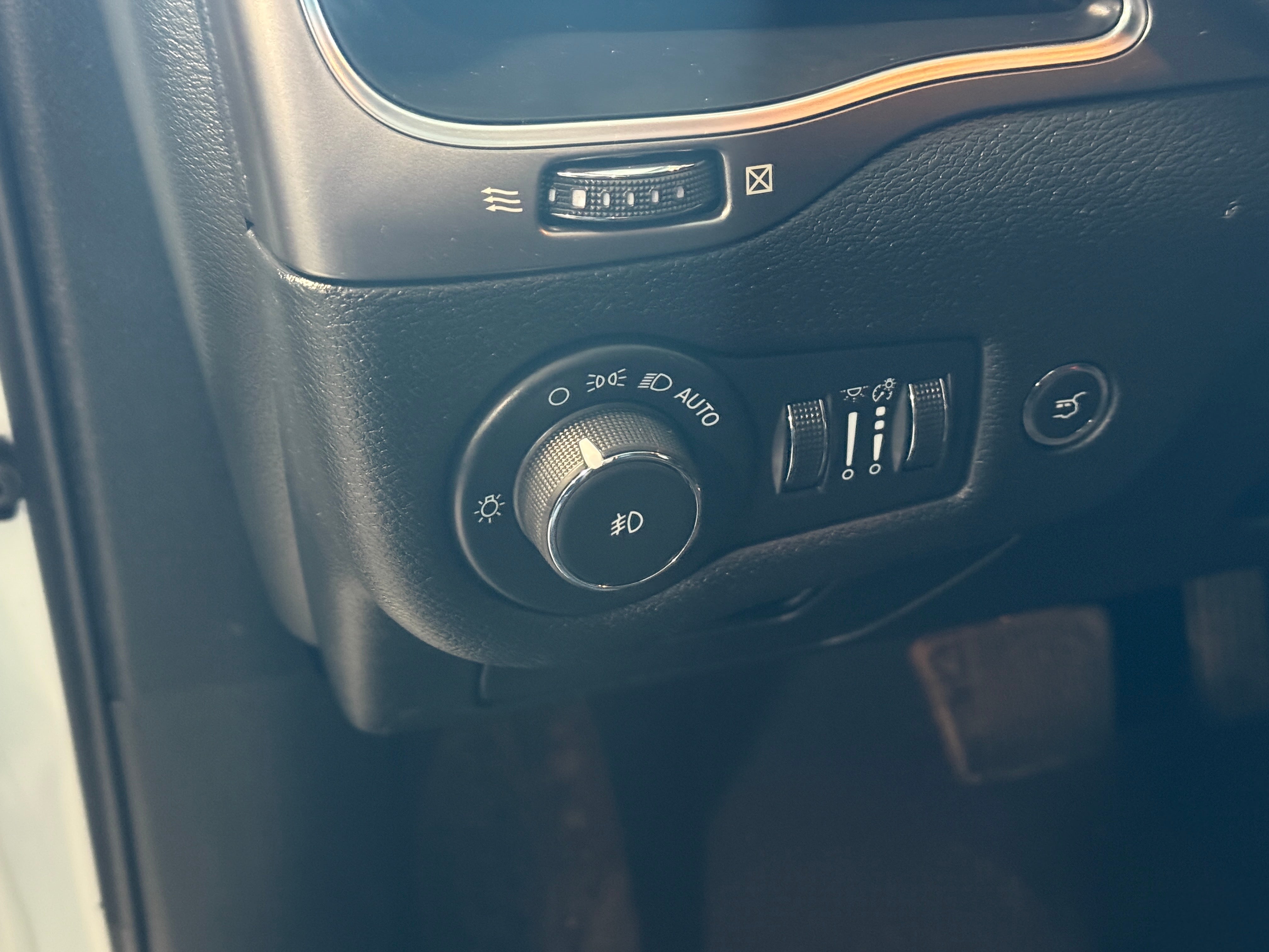 2022 Jeep Cherokee Latitude Lux - Photo 12