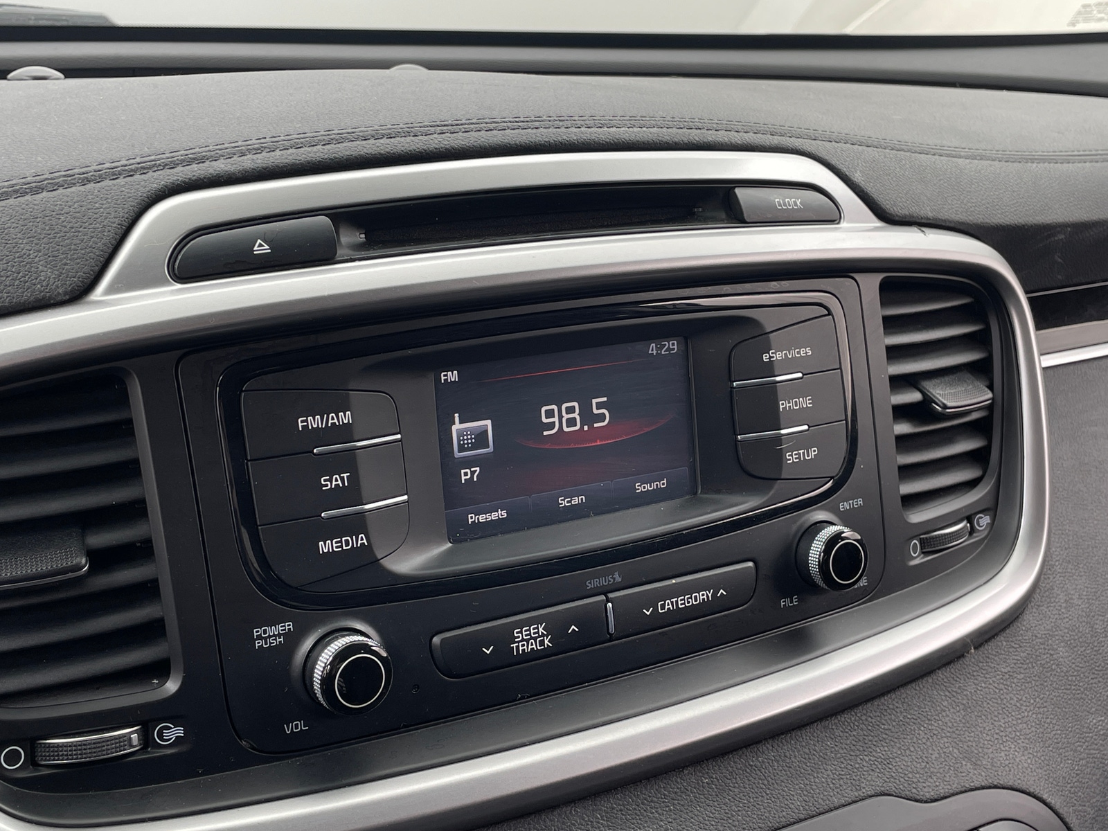 Thumbnail: 2016 Kia Sorento - 4