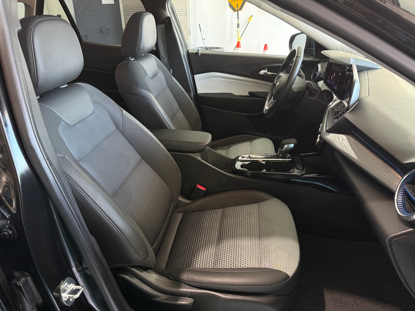 Thumbnail: 2025 Chevrolet Trax - 2