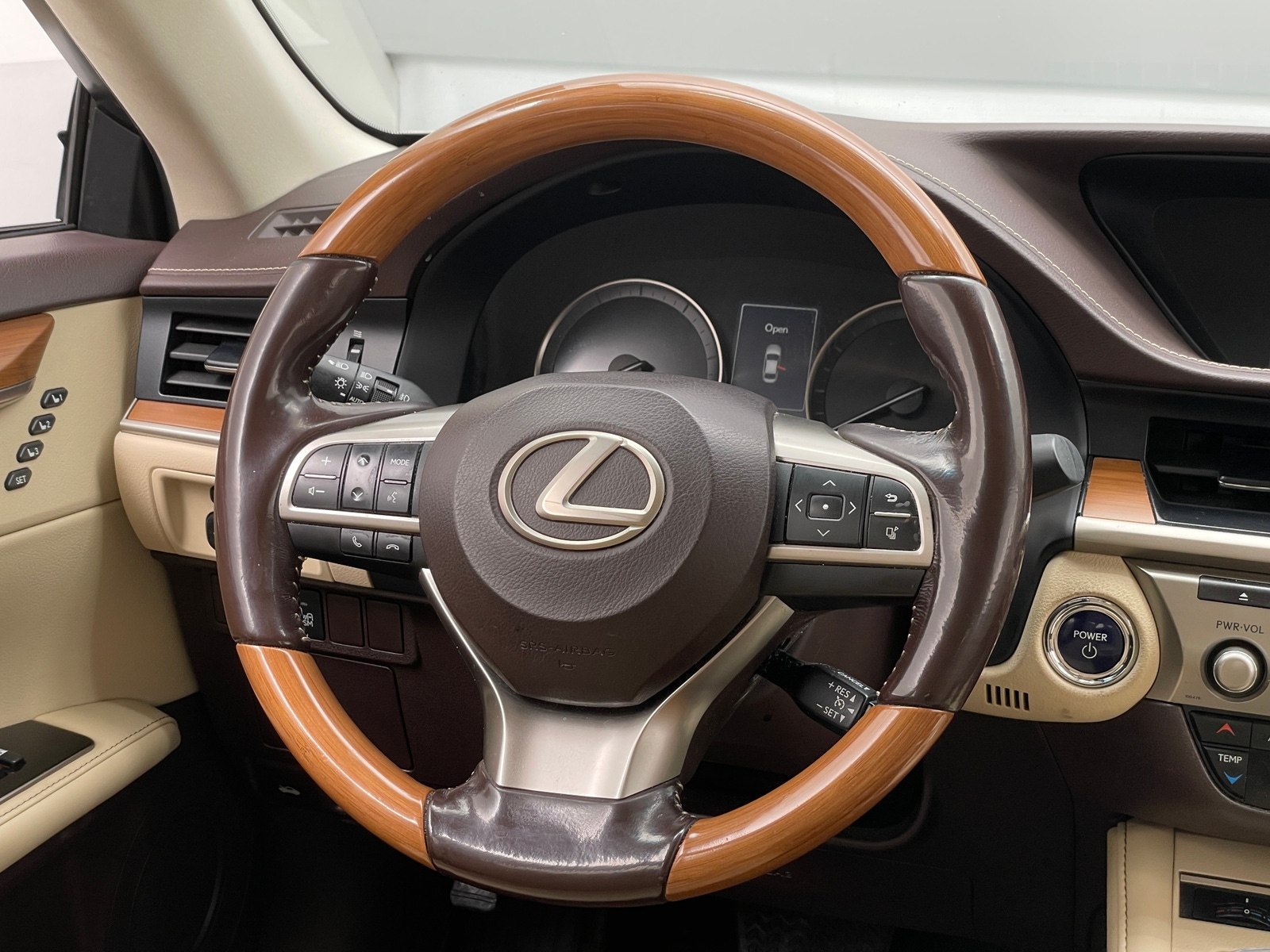Thumbnail: 2016 Lexus ES - 4
