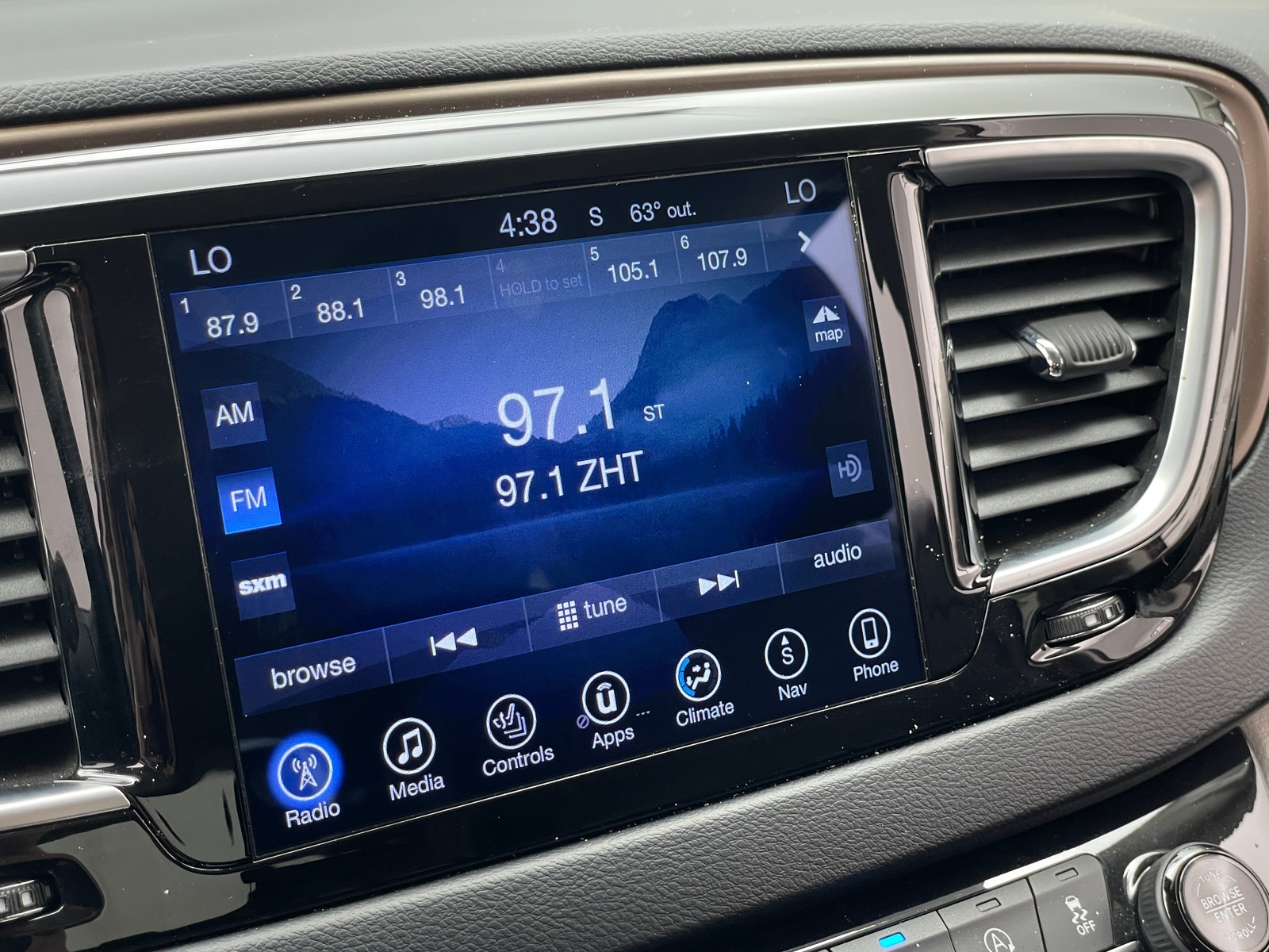 Thumbnail: 2017 Chrysler Pacifica - 3