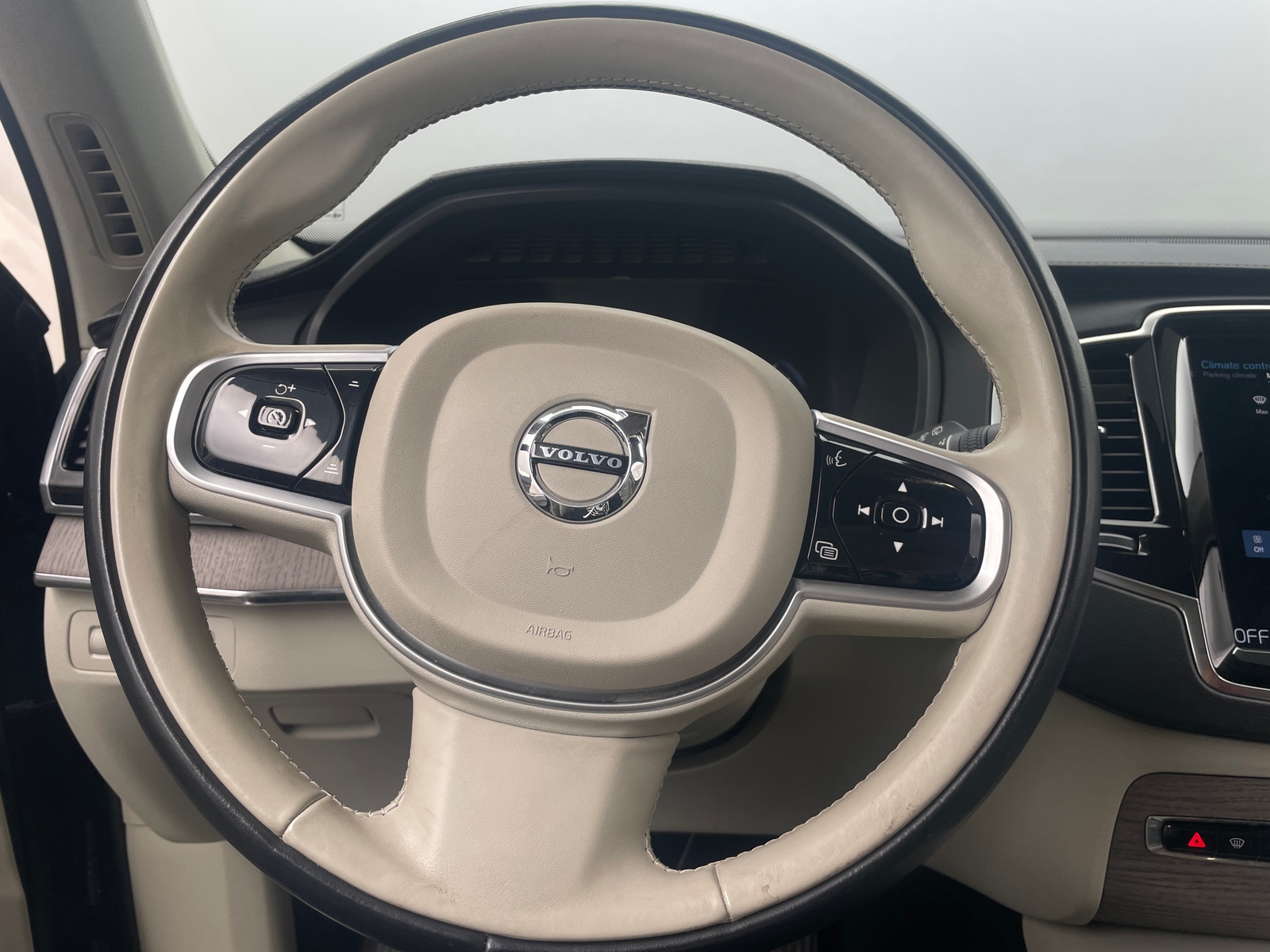 Thumbnail: 2022 Volvo XC90 - 4