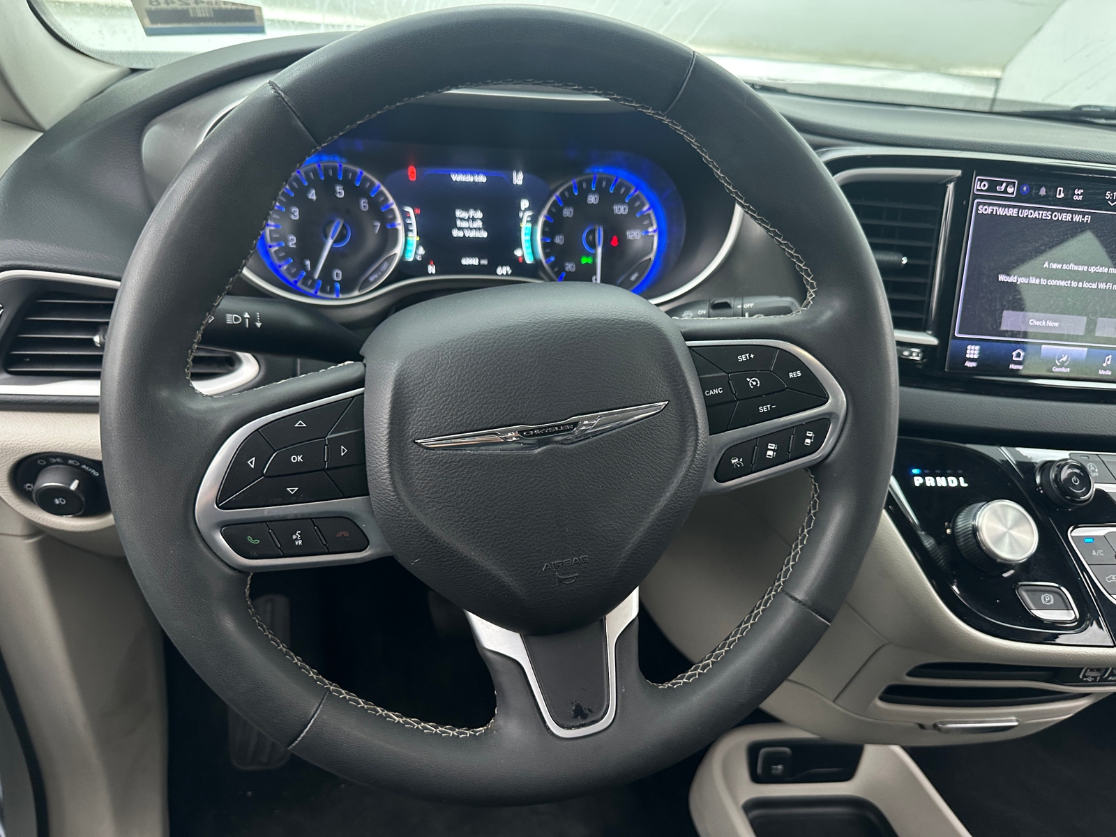 Thumbnail: 2023 Chrysler Pacifica - 4