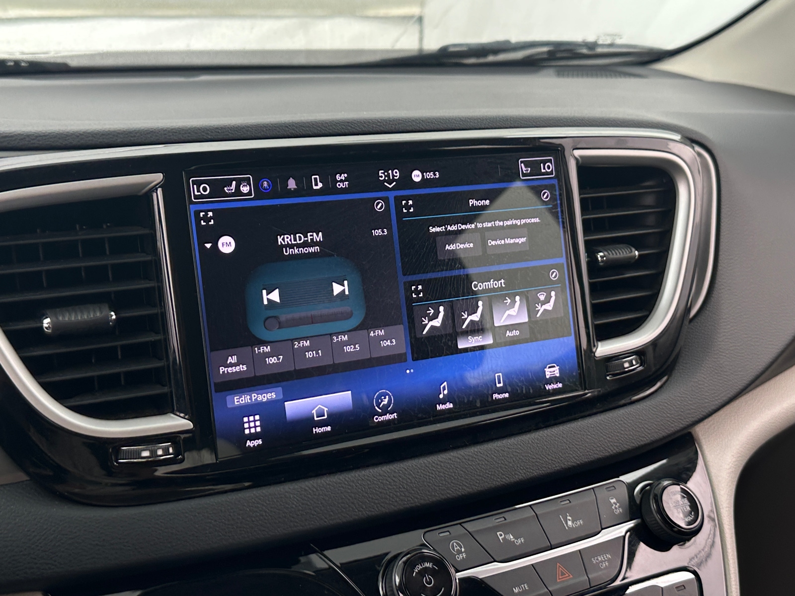 Thumbnail: 2023 Chrysler Pacifica - 3