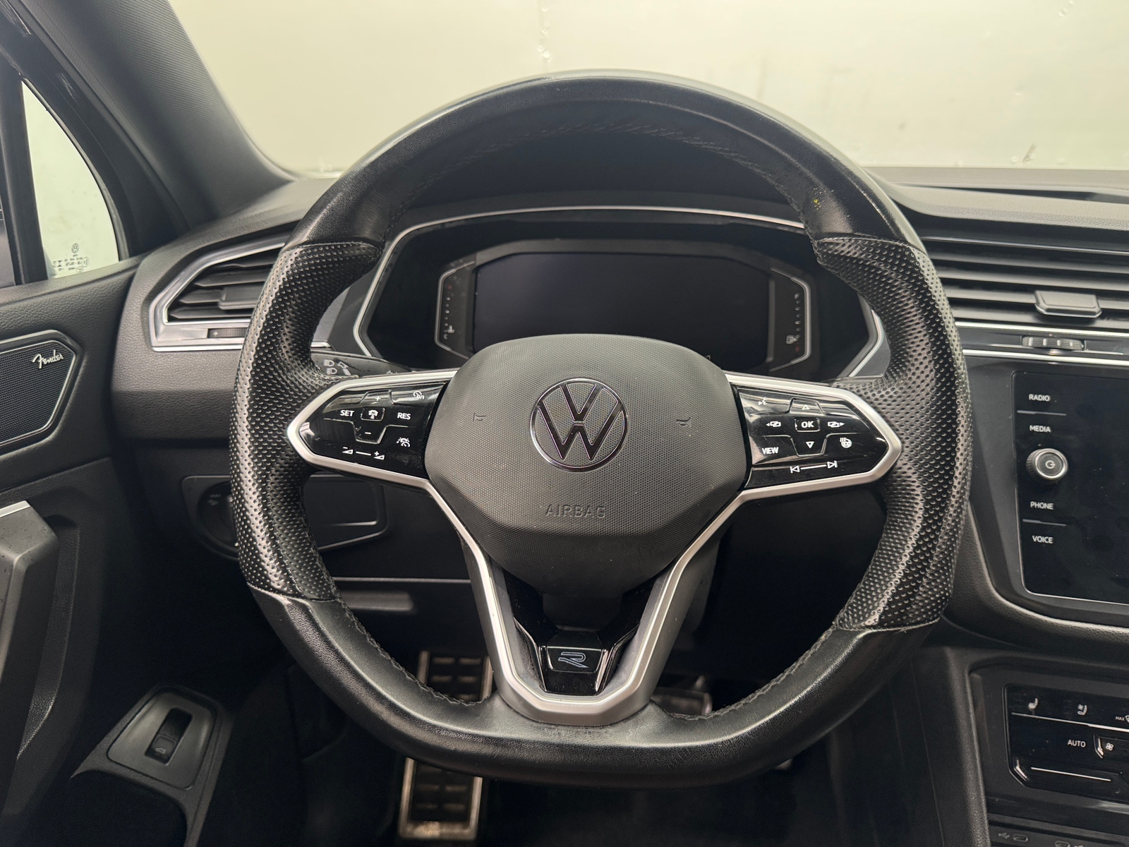 Thumbnail: 2023 Volkswagen Tiguan - 4
