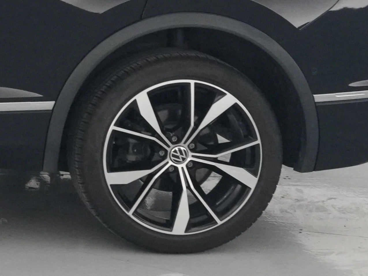 2023 Volkswagen Tiguan SEL R-LINE - Photo 15