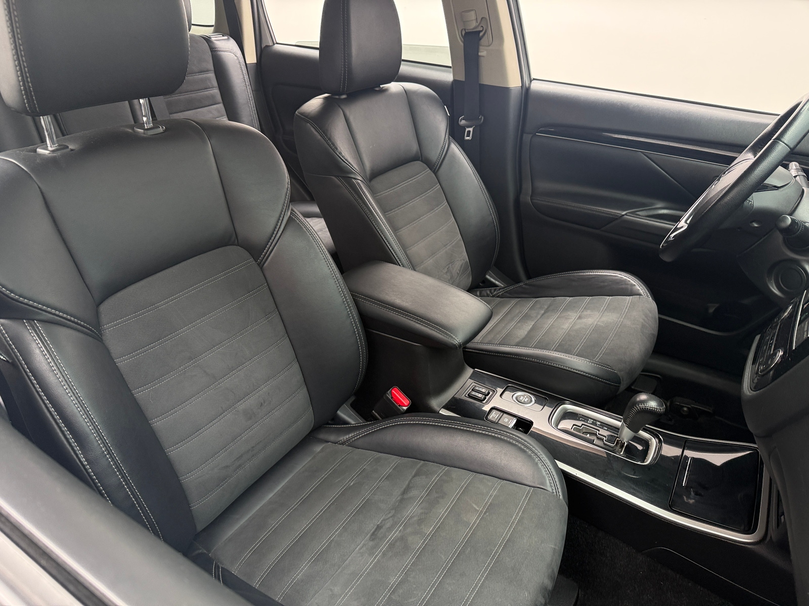 Thumbnail: 2019 Mitsubishi Outlander - 2