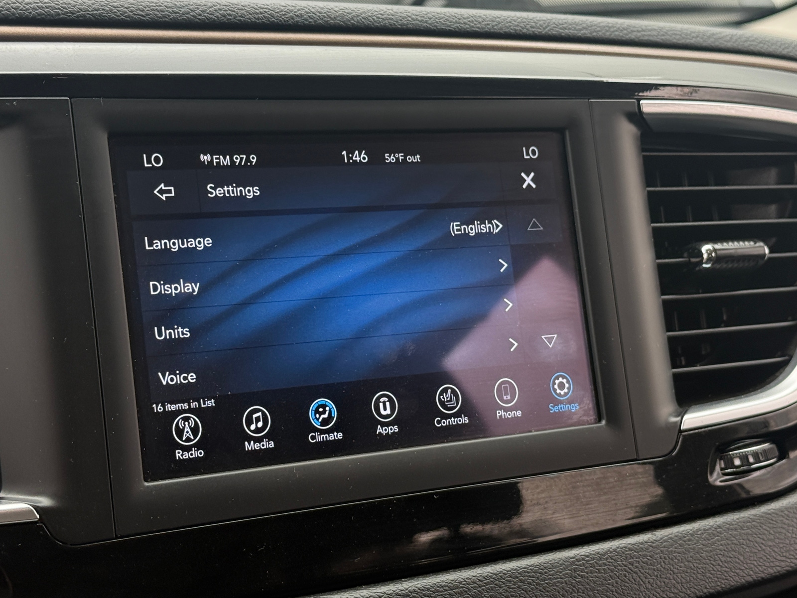 Thumbnail: 2018 Chrysler Pacifica - 3