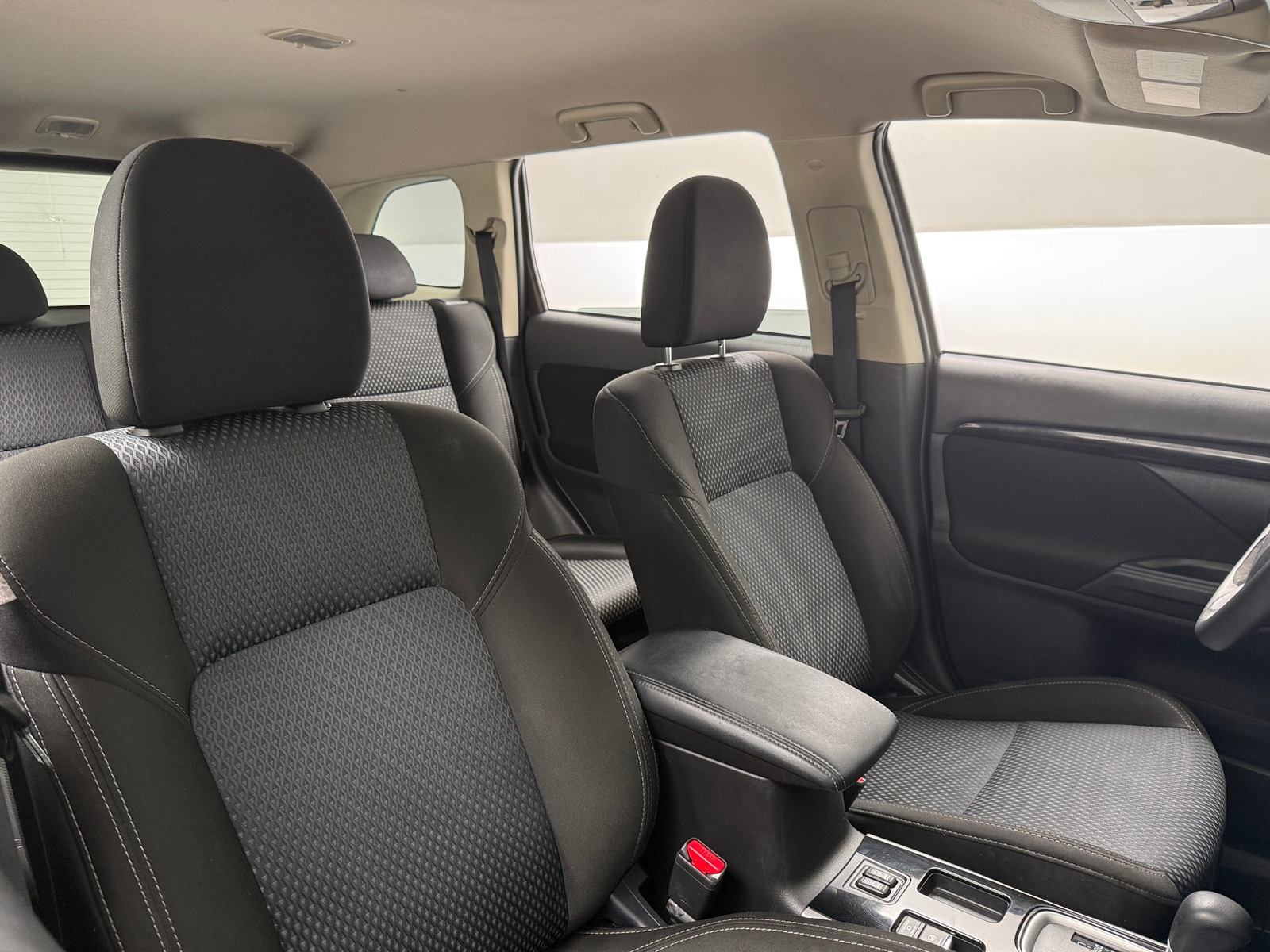 Thumbnail: 2020 Mitsubishi Outlander - 2
