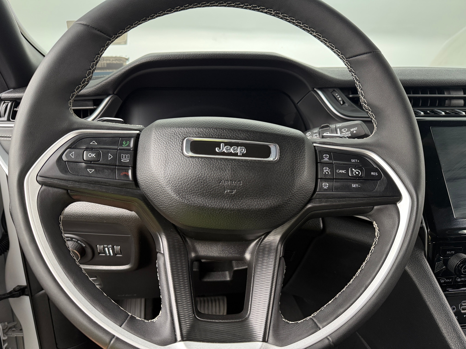 Thumbnail: 2024 Jeep Grand Cherokee L - 4