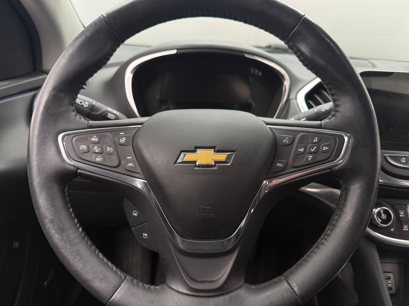 Thumbnail: 2017 Chevrolet Volt - 4