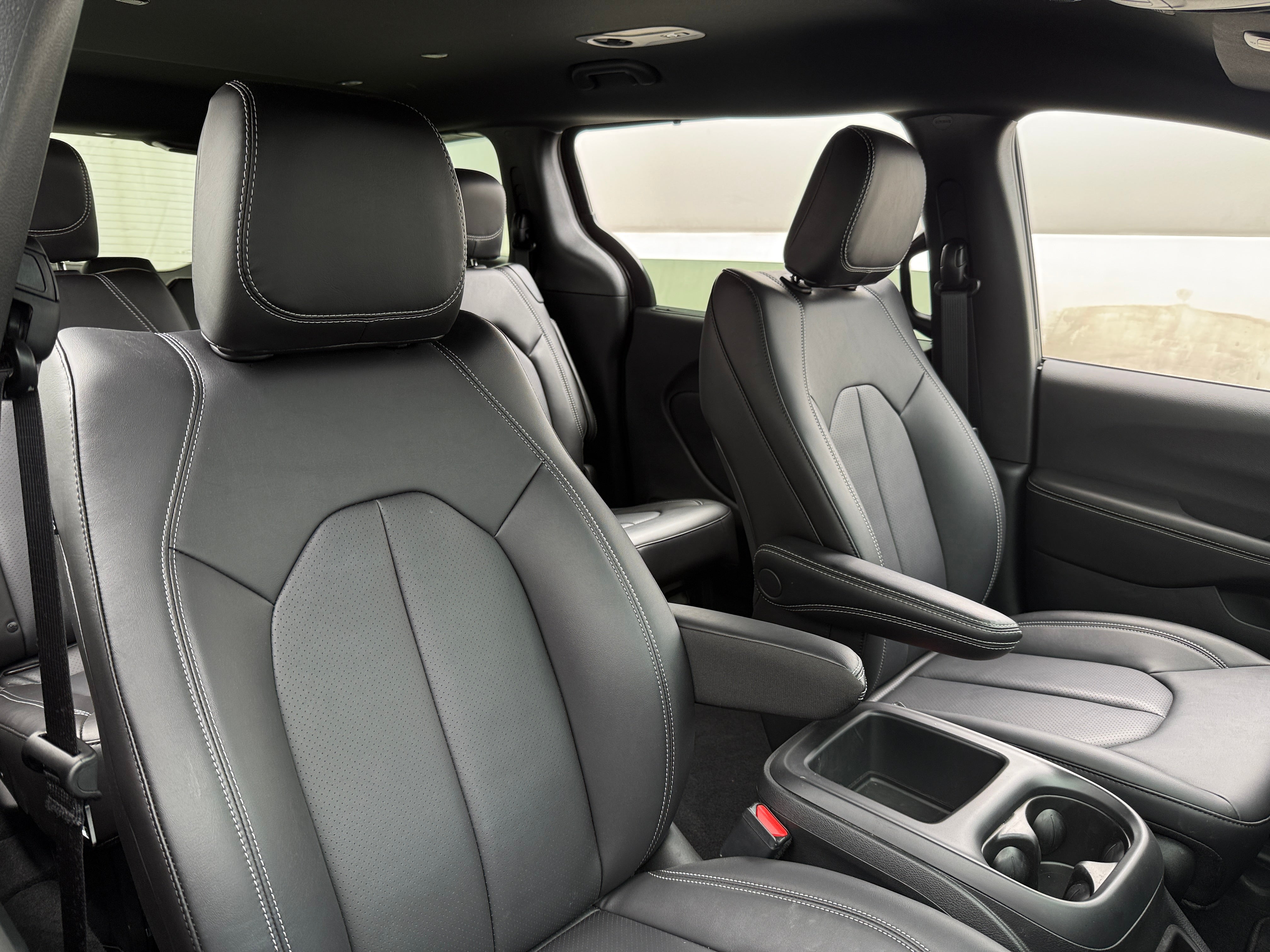 2026 Chrysler Pacifica Select AWD's photo
