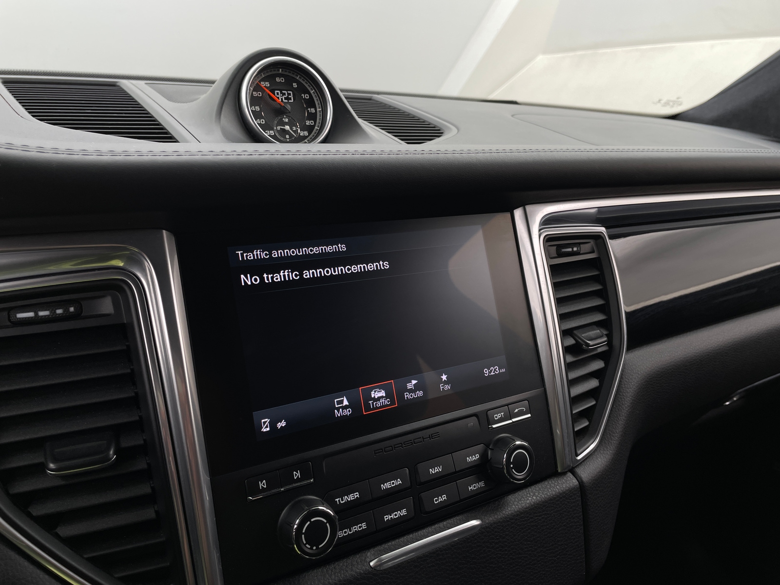 Thumbnail: 2017 Porsche Macan - 3