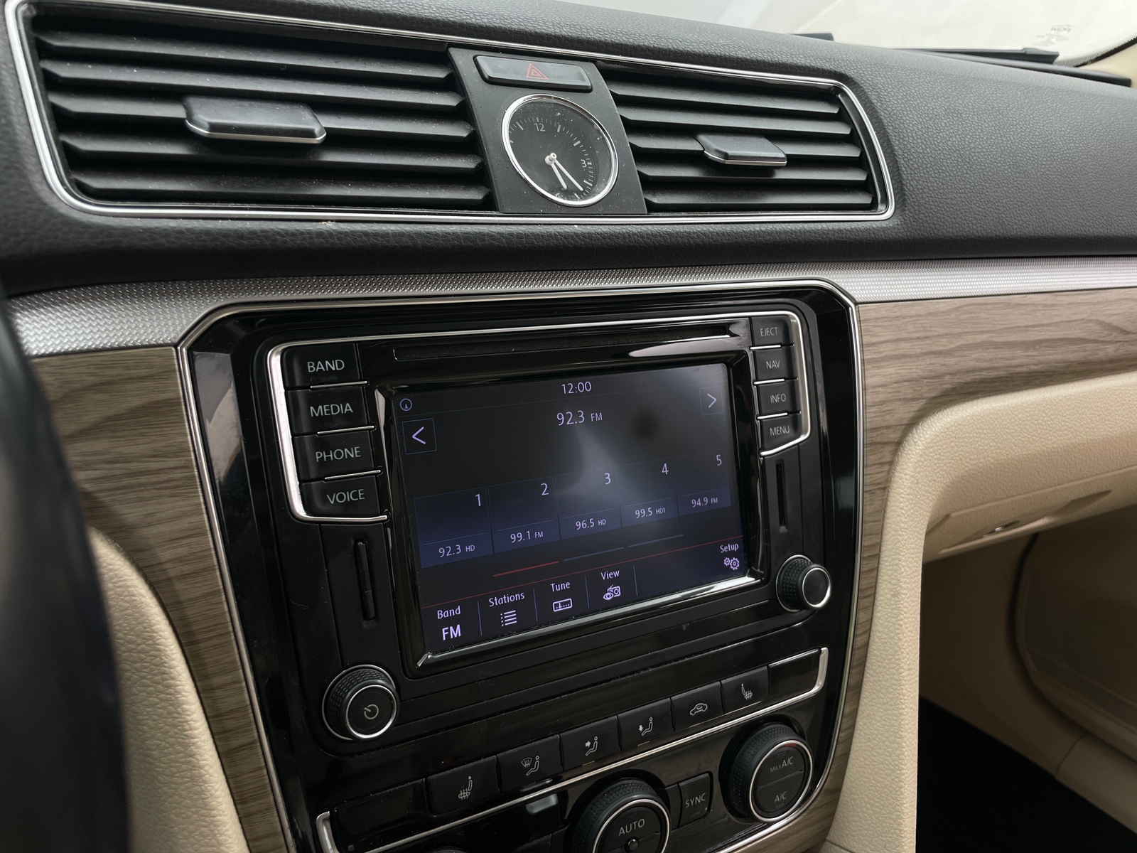 Thumbnail: 2016 Volkswagen Passat - 3