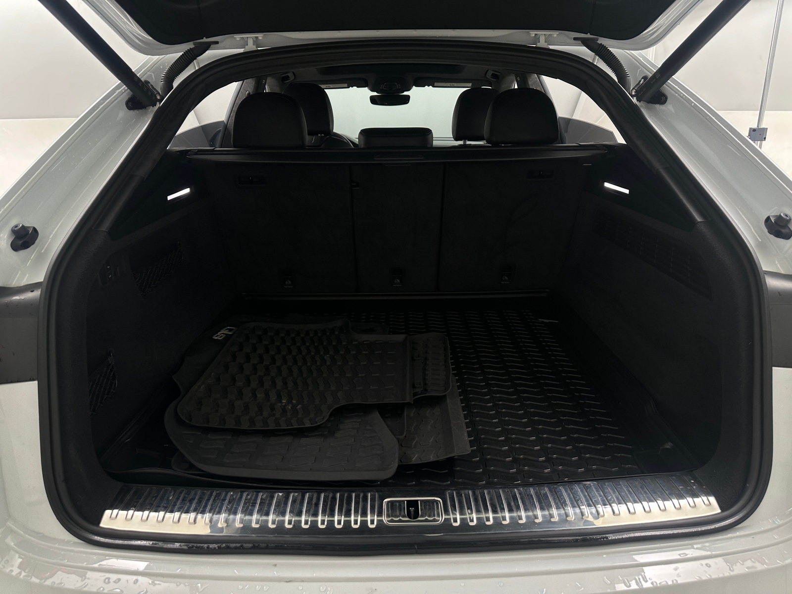 Thumbnail: 2021 Audi Q8 - 6