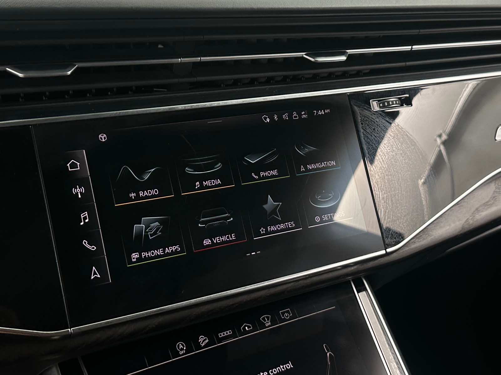 Thumbnail: 2021 Audi Q8 - 3