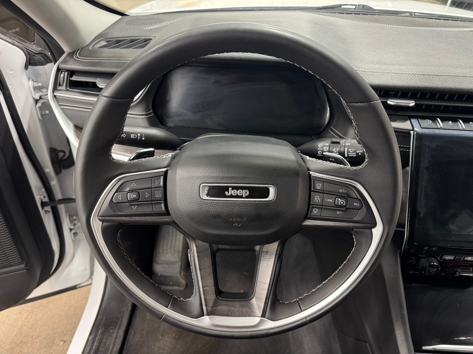 Thumbnail: 2023 Jeep Grand Cherokee - 4