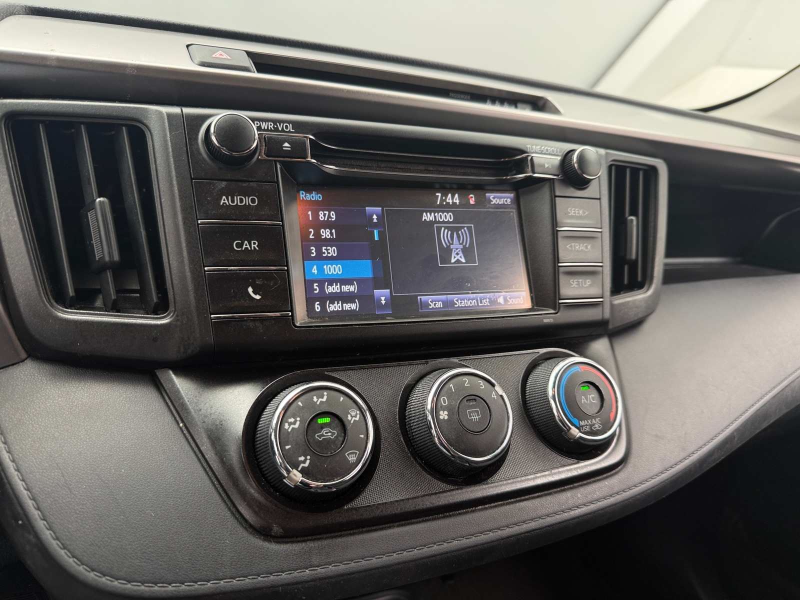 Thumbnail: 2017 Toyota RAV4 - 4
