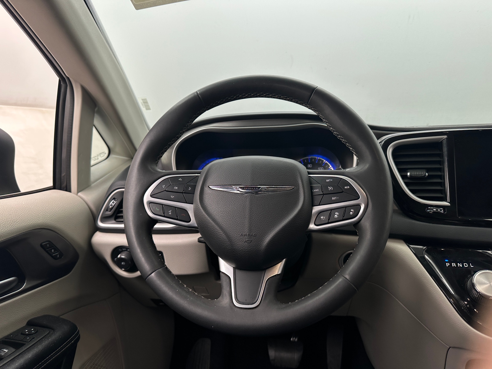 Thumbnail: 2023 Chrysler Pacifica - 4