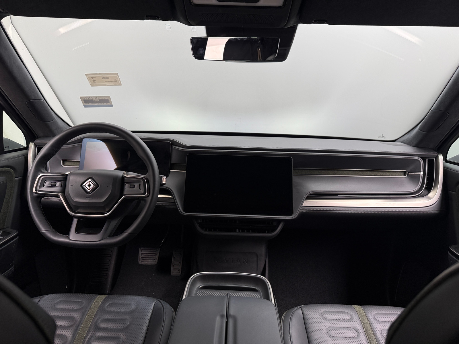 Thumbnail: 2025 Rivian R1S - 2