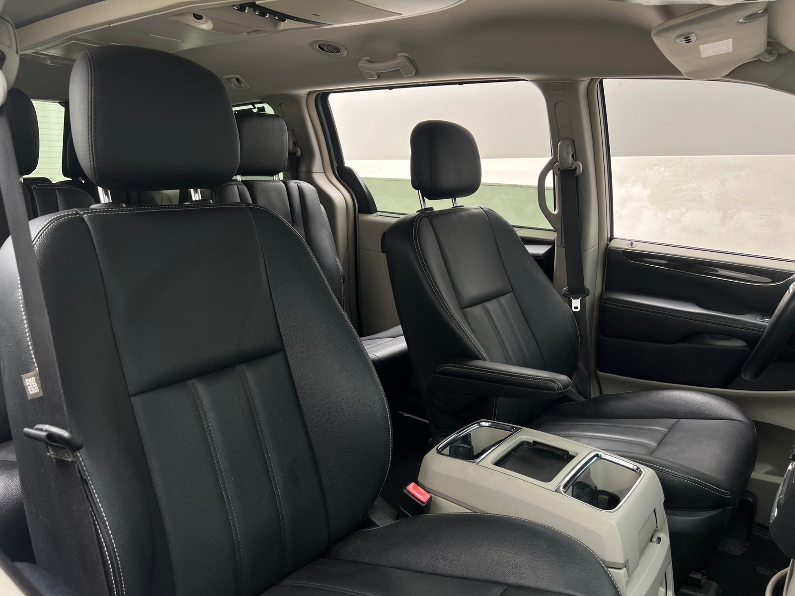 Thumbnail: 2016 Chrysler Town & Country - 2