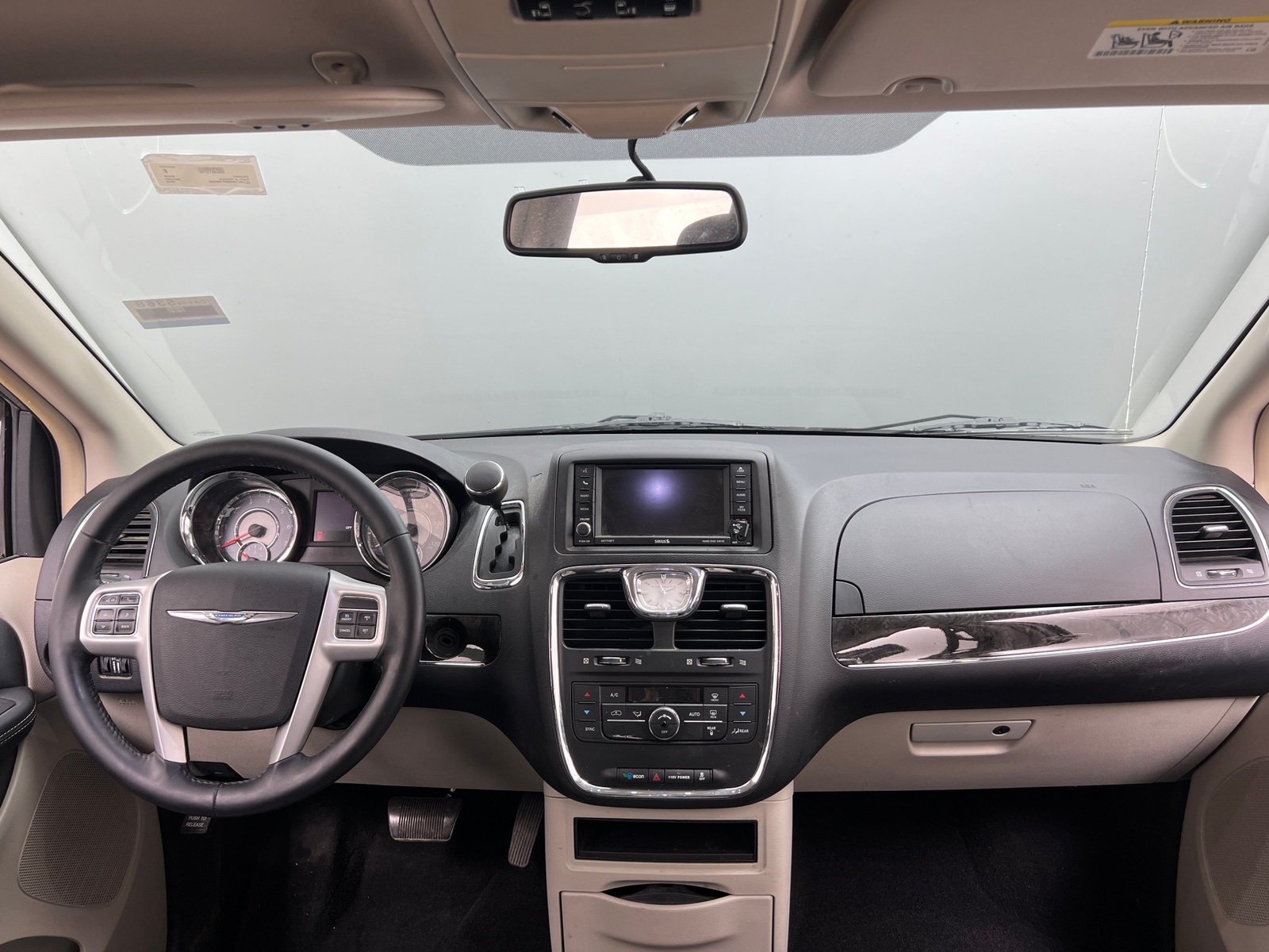 Thumbnail: 2016 Chrysler Town & Country - 3