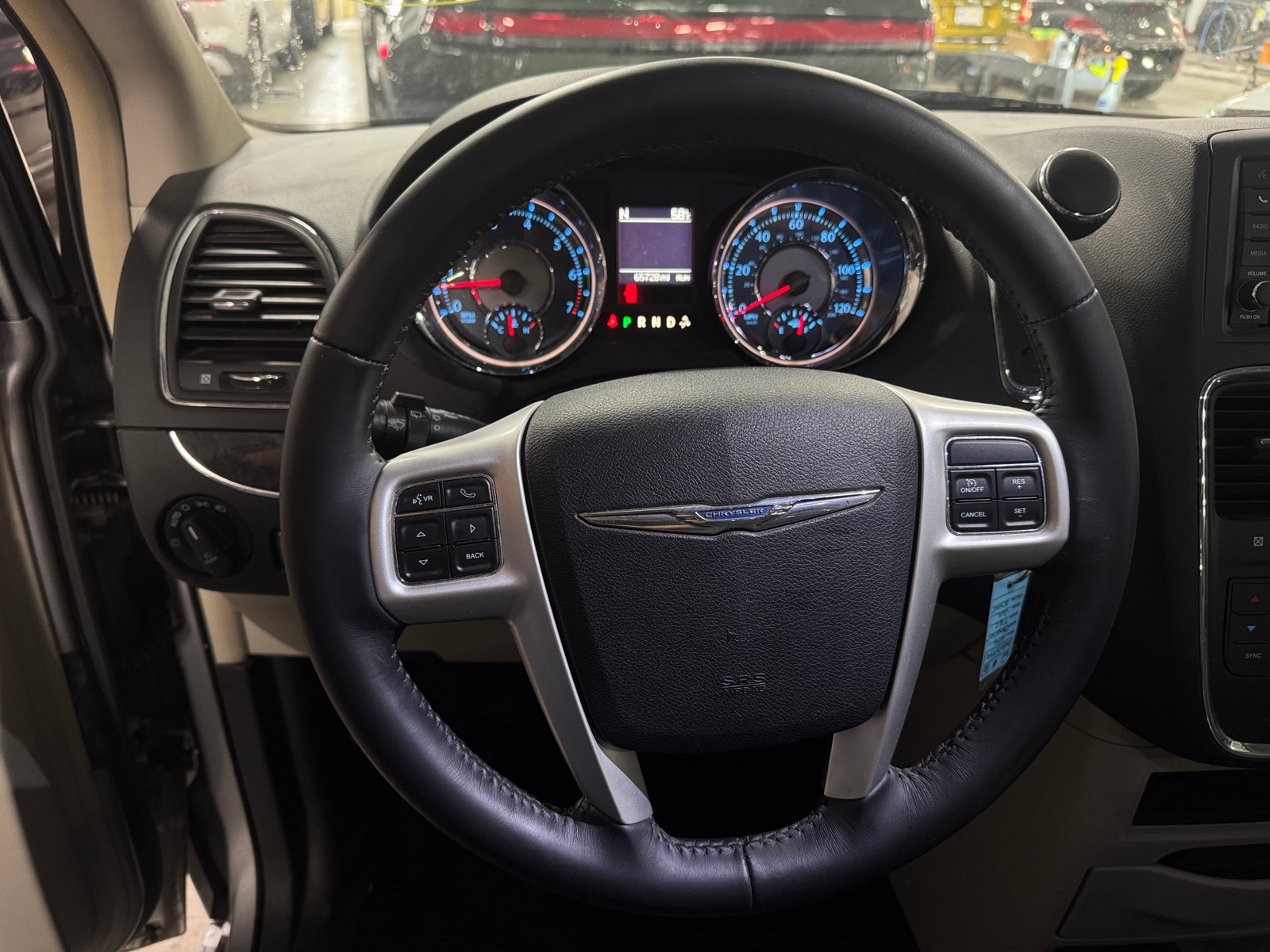 Thumbnail: 2016 Chrysler Town & Country - 5