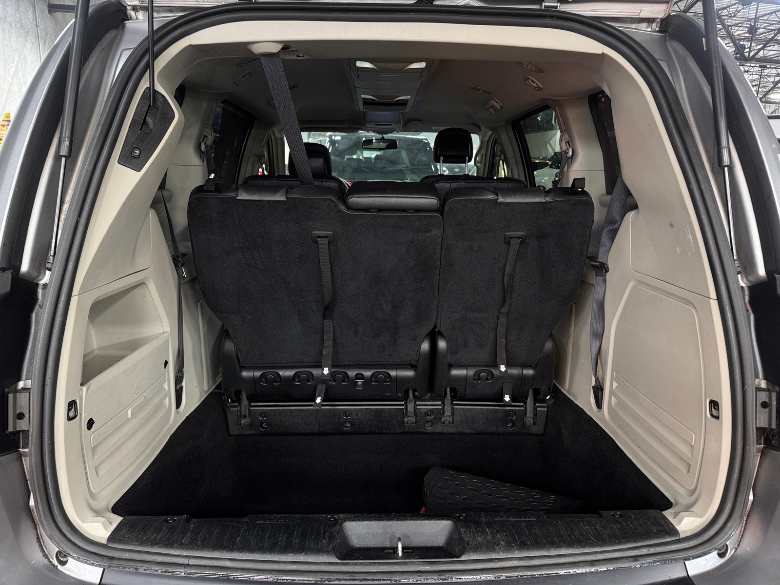 Thumbnail: 2016 Chrysler Town & Country - 7