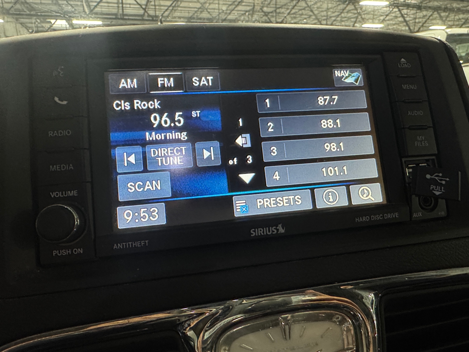 Thumbnail: 2016 Chrysler Town & Country - 4
