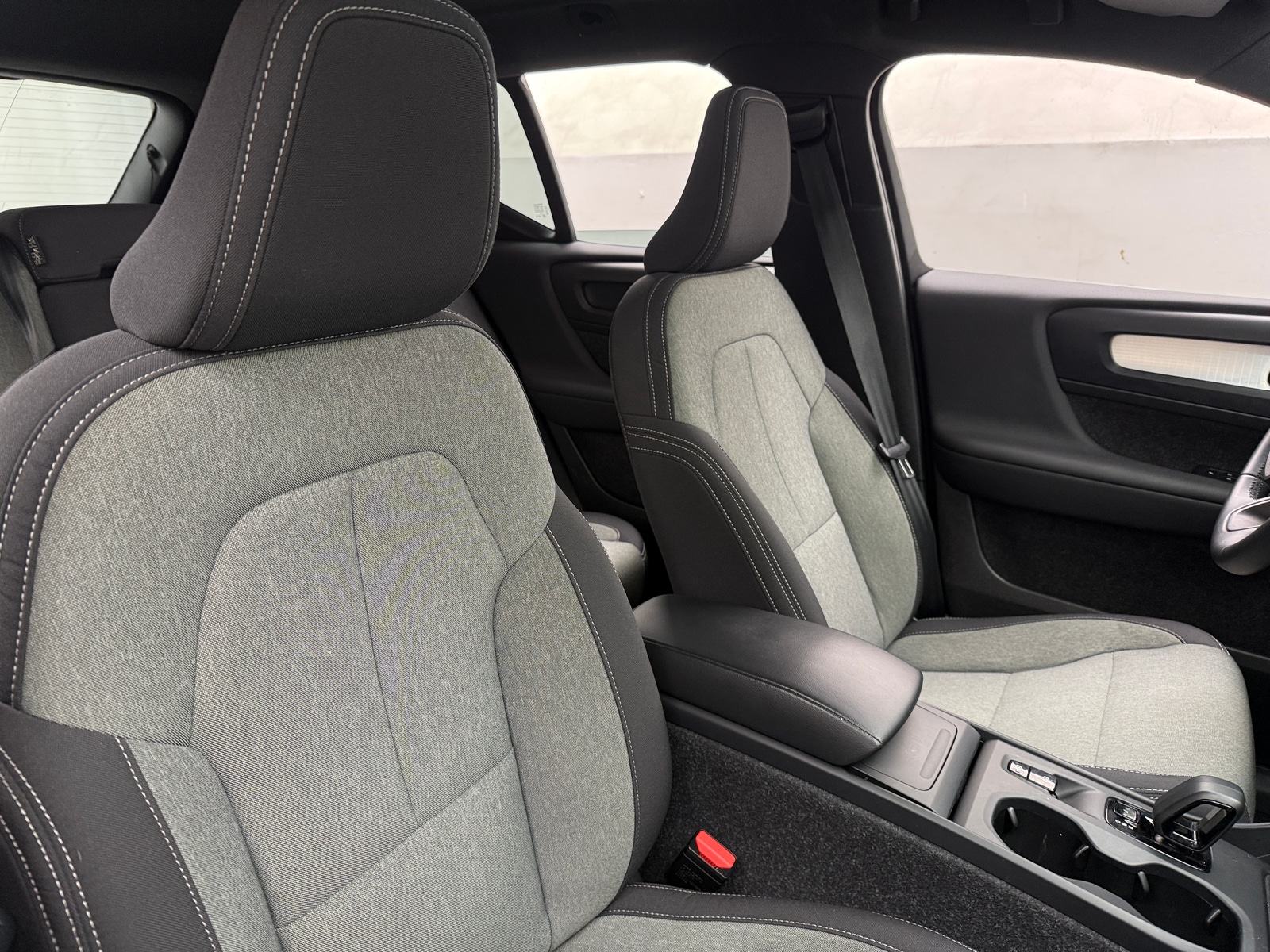 Thumbnail: 2025 Volvo XC40 - 2