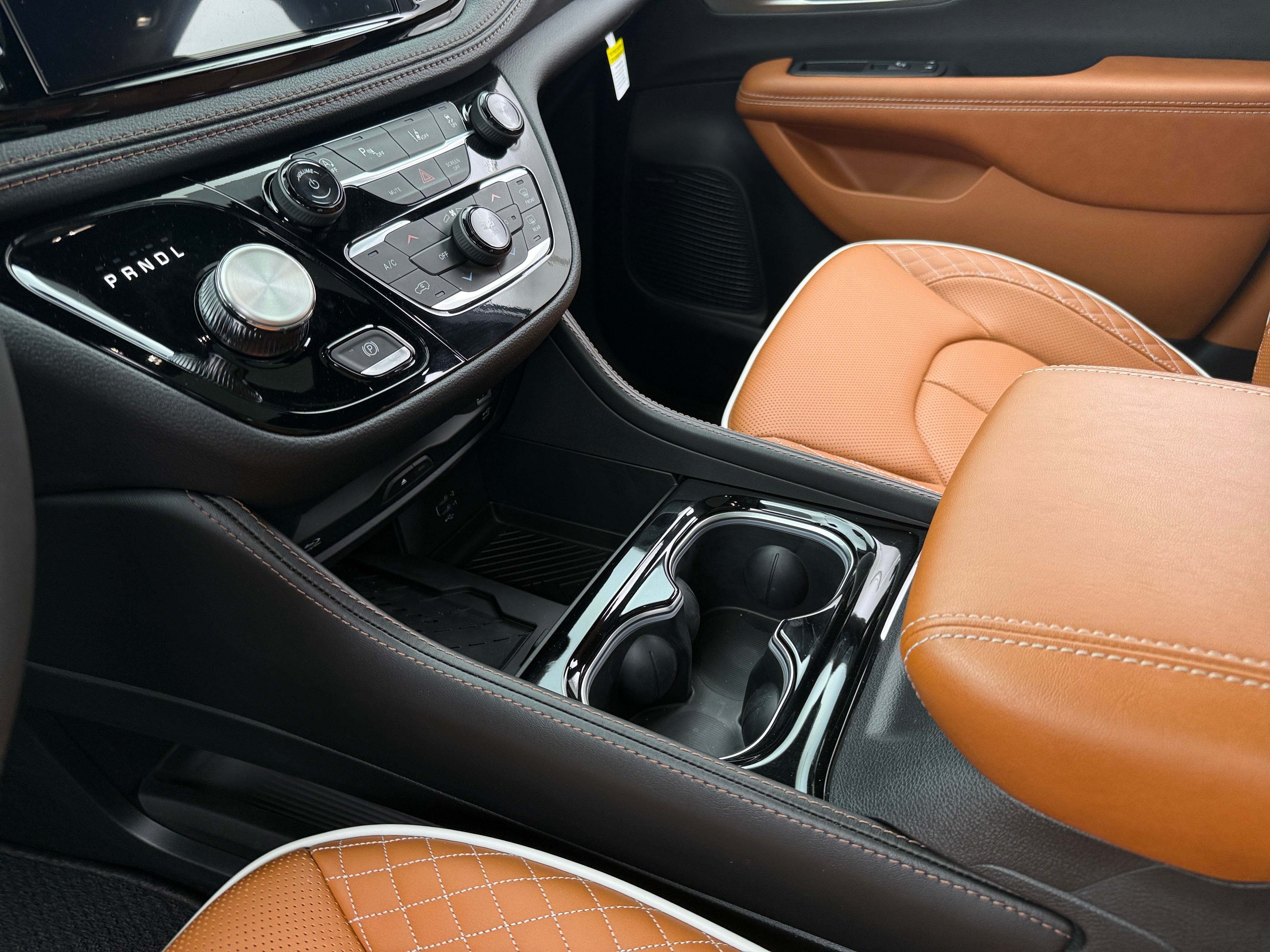 2026 Chrysler Pacifica Pinnacle's photo