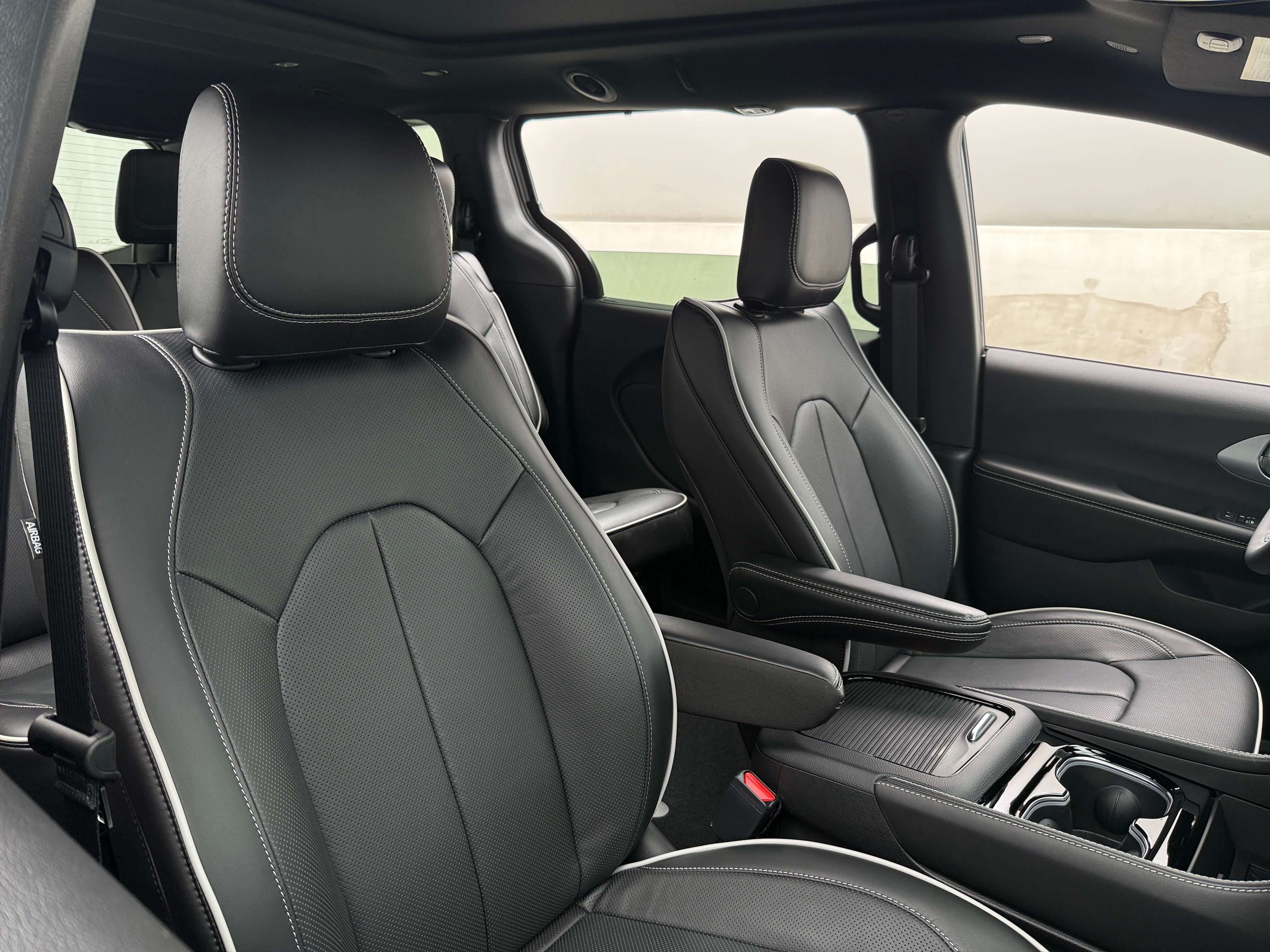 2026 Chrysler Pacifica Limited's photo